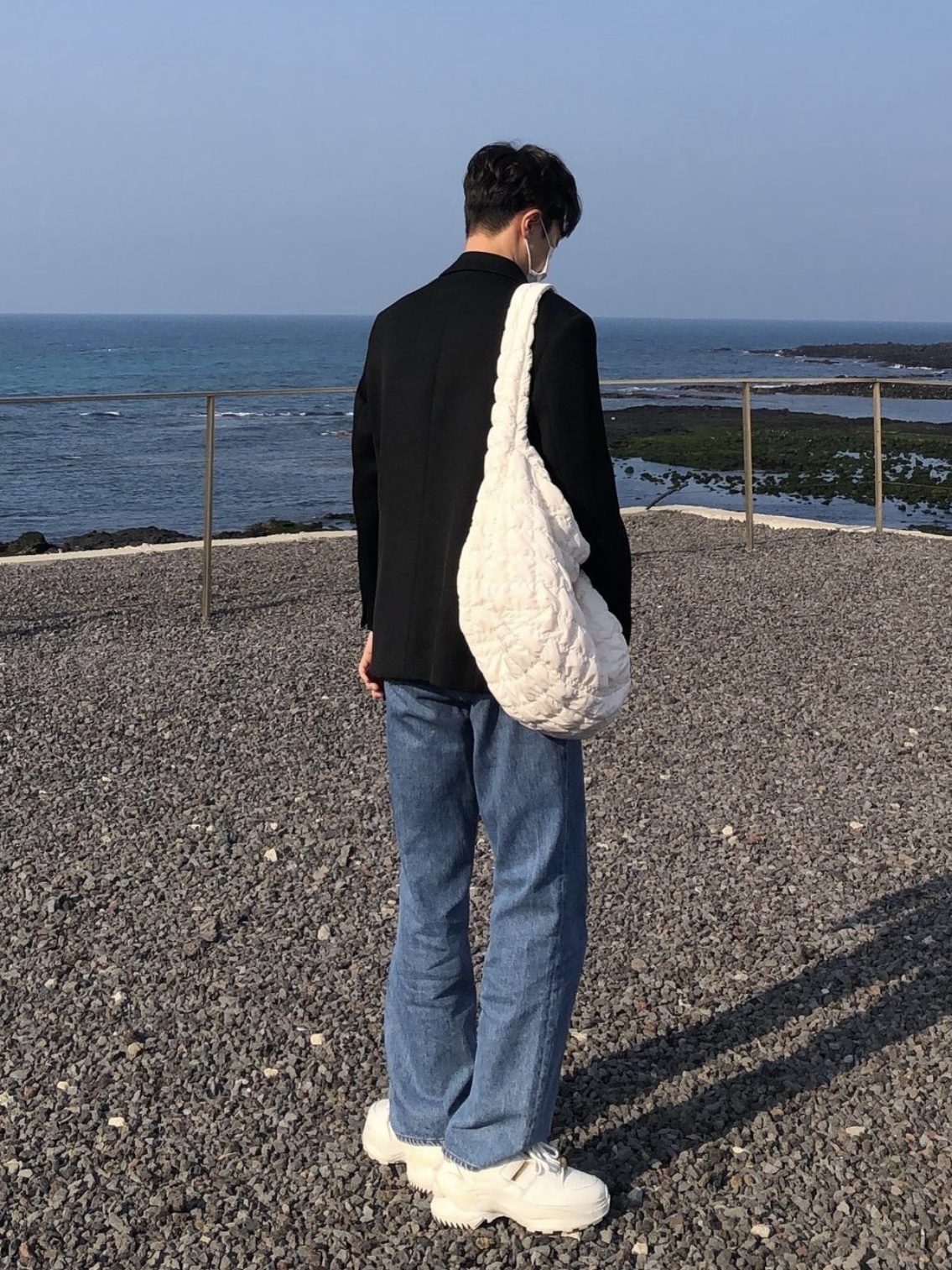 COS Quilted Oversized Shoulder Bag Off White Light Beige, Maison Margiela Low-top Retro Fit Sneakers White 착용 스타일 - 1