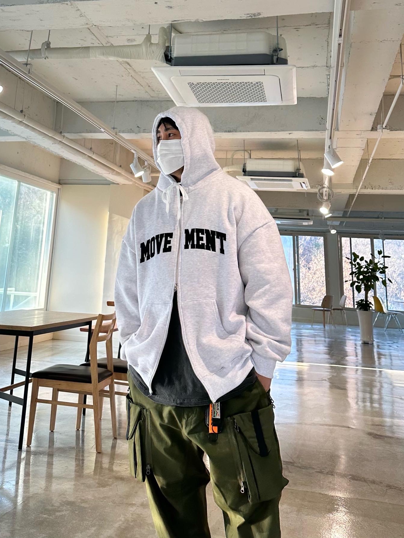 Nike ACG Cargo Pants Black, Nike Air Force 1 '07 LV8 White Black 착용 스타일 - 1