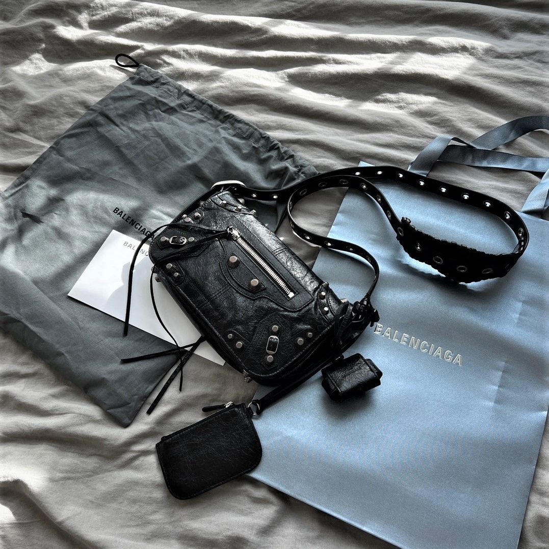 Balenciaga Arena Lambskin Le Cagole XS Shoulder Bag Black, Balenciaga Rhinestones Crocodile Embossed Le Cagole XS Shoulder Bag Black 착용 스타일 - 1