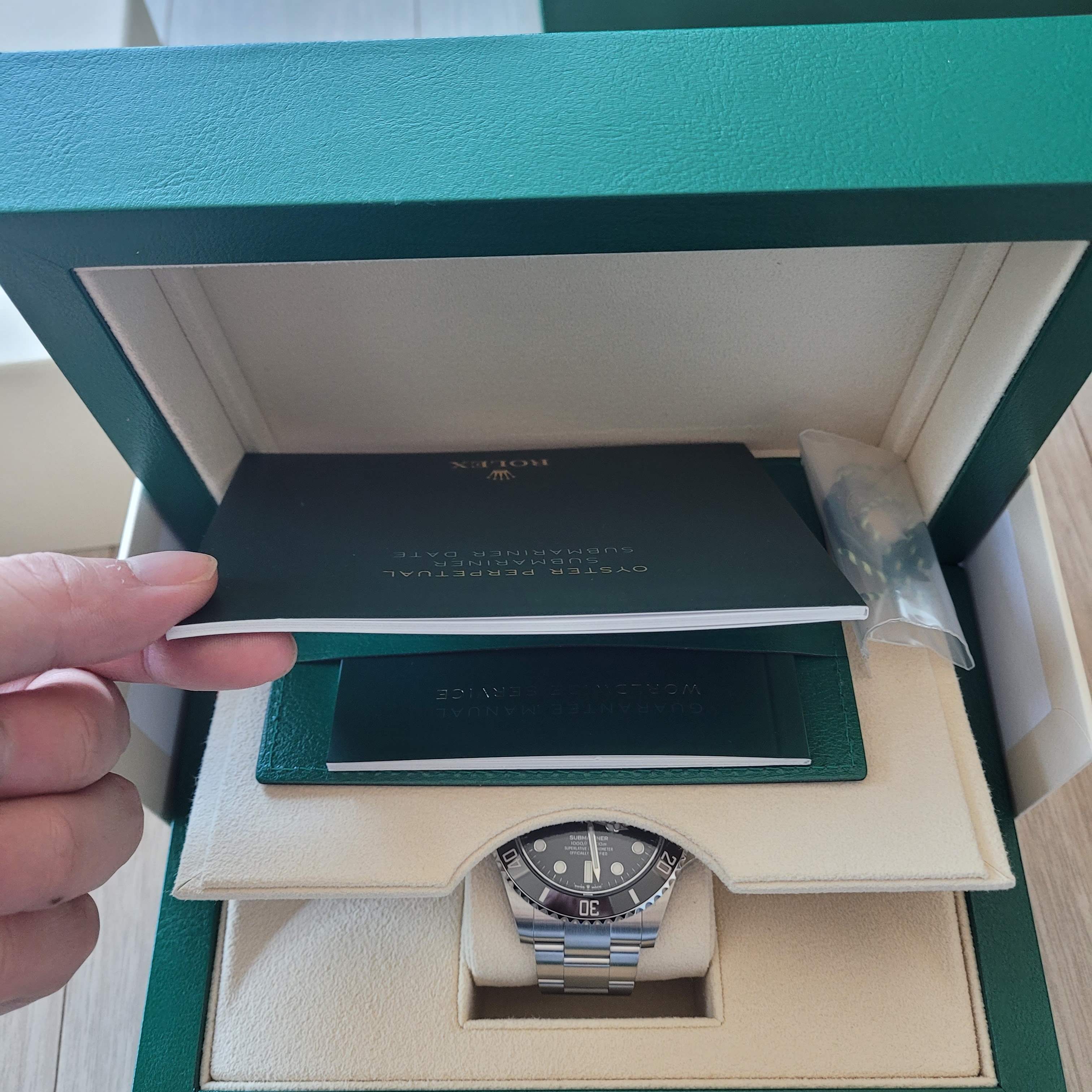 Rolex Submariner 41mm 124060 Black Oyster 착용 스타일 - 5