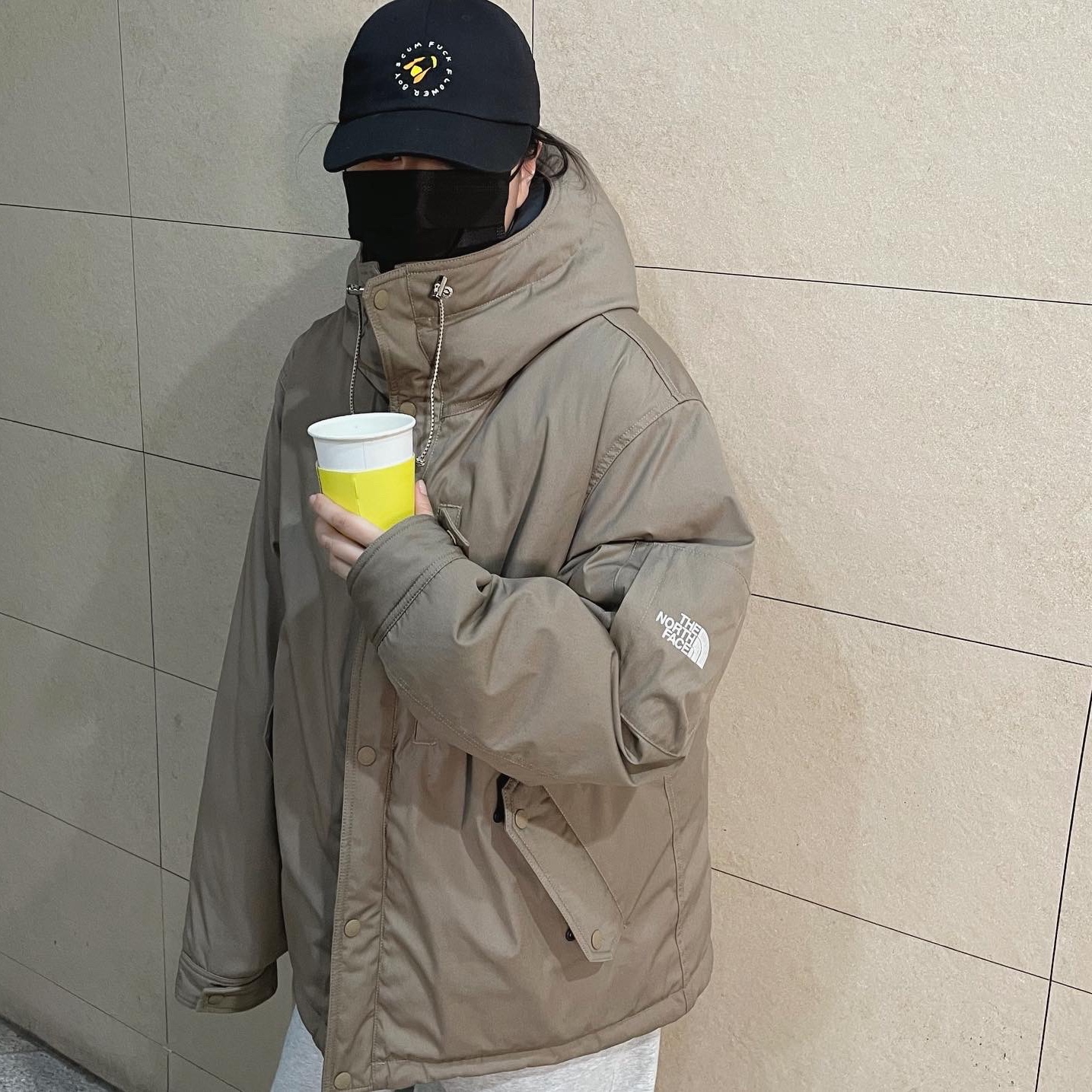 Peaches. Timeless Cap Black, Nike NRG Solo Swoosh Fleece Pants Dark Grey Heather - Asia 착용 스타일 - 3