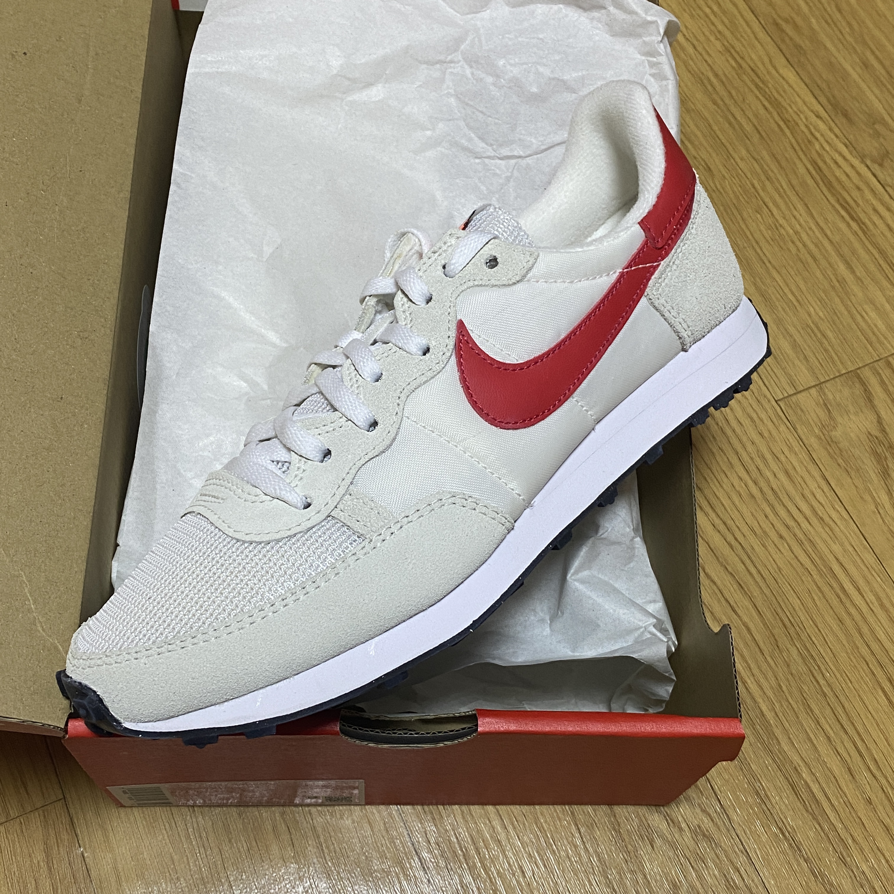 Nike Challenger OG White University Red 착용 스타일