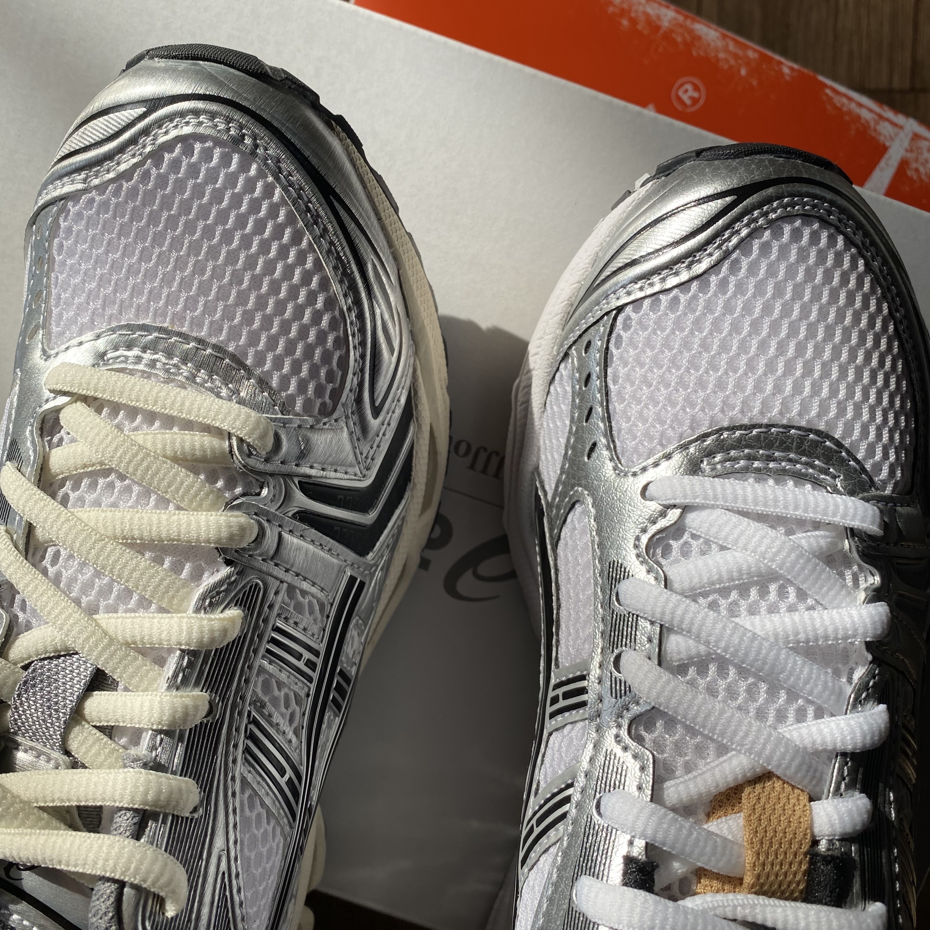 Asics x JJJJound Gel-Kayano 14 Silver Black, Asics Gel-Kayano 14 White Gold 착용 스타일 - 2