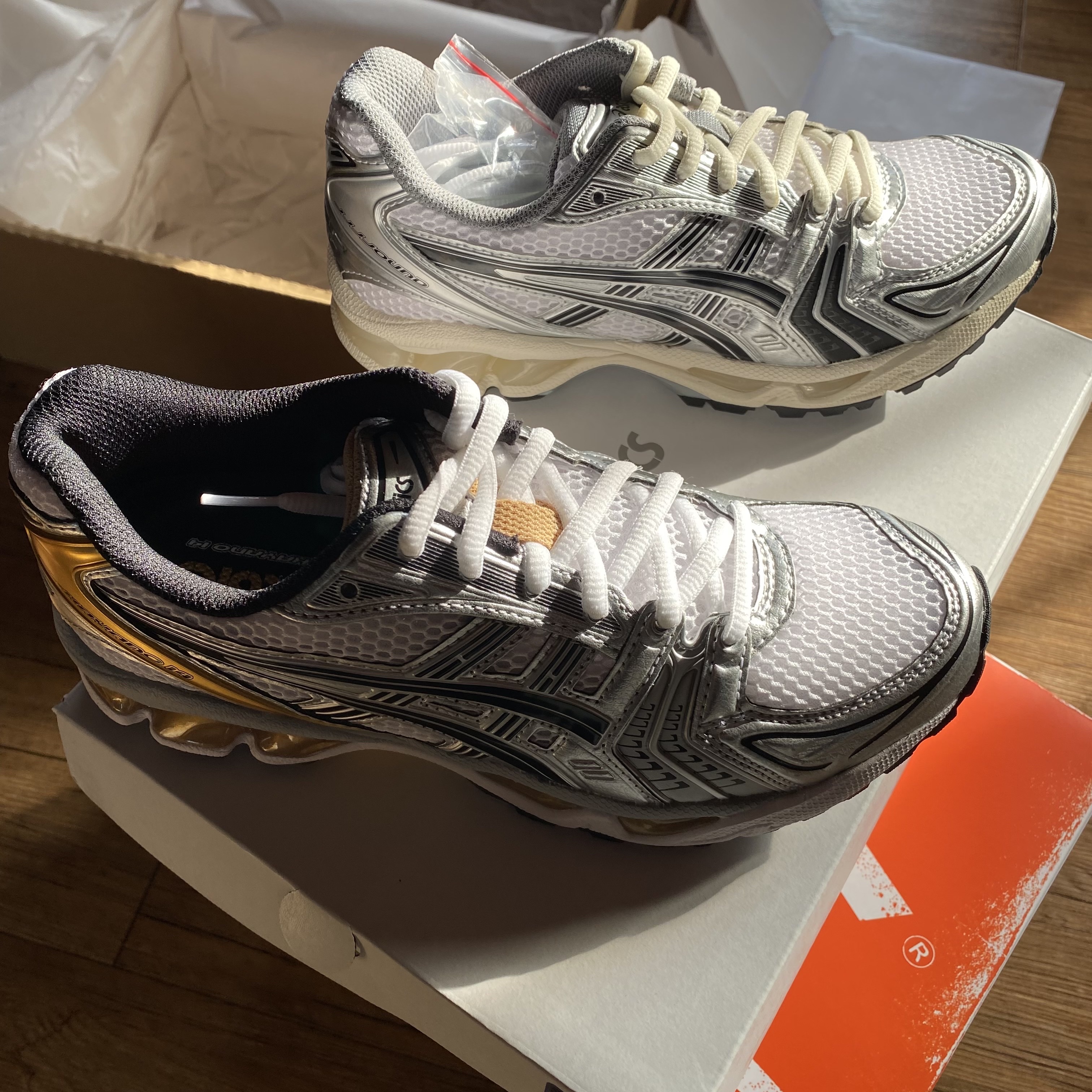 Asics x JJJJound Gel-Kayano 14 Silver Black, Asics Gel-Kayano 14 White Gold 착용 스타일 - 4