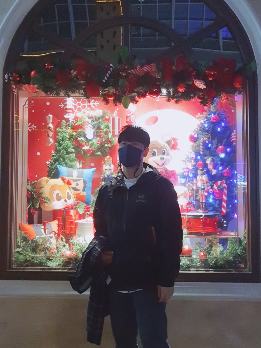 Arc'teryx x Beams Zeta SL Jacket Black Gold, Jordan 1 Mid Bred Toe Noble Red 착용 스타일 - 2