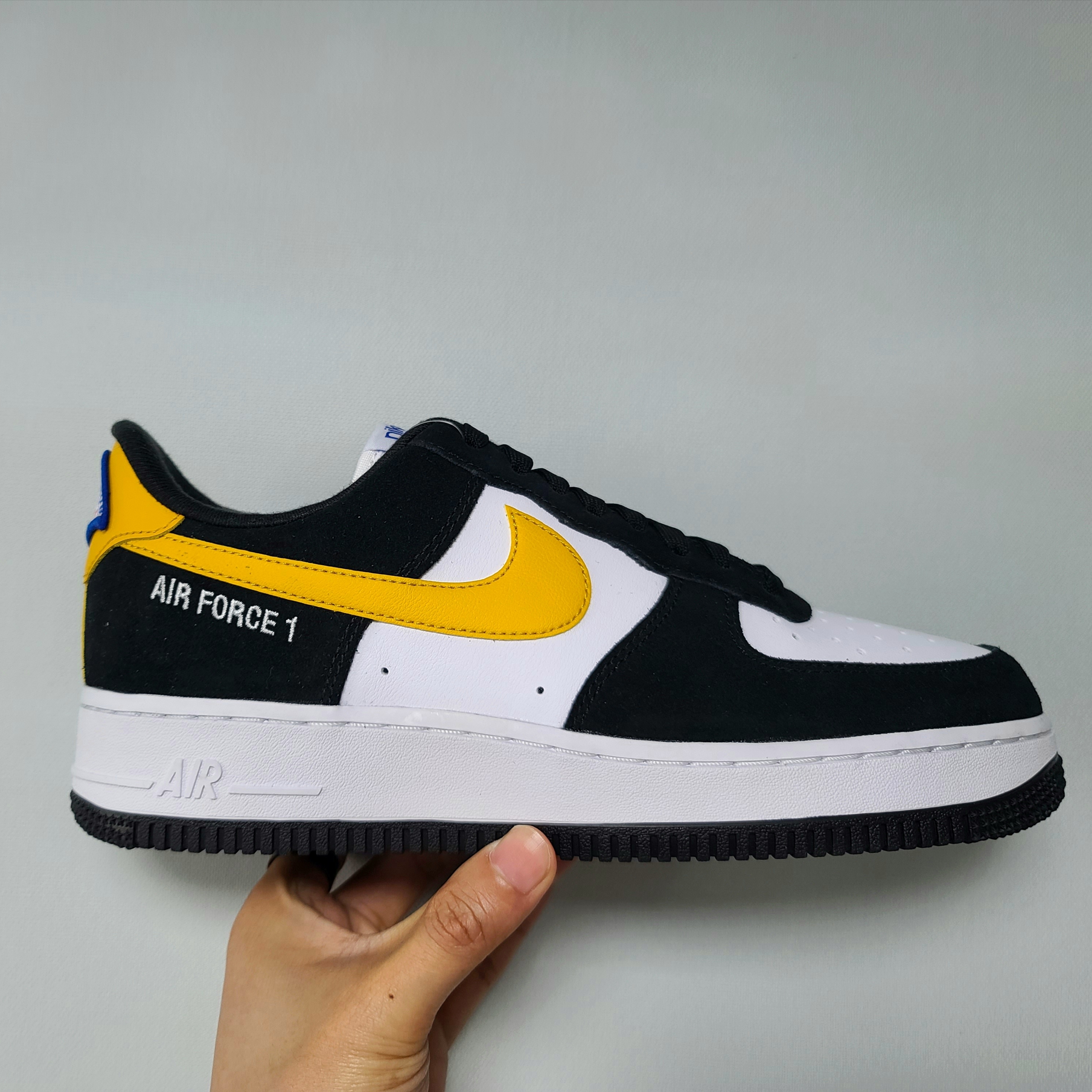 Nike Air Force 1 '07 LV8 Athletic Club Black Dark Sulfur 착용 스타일 - 3