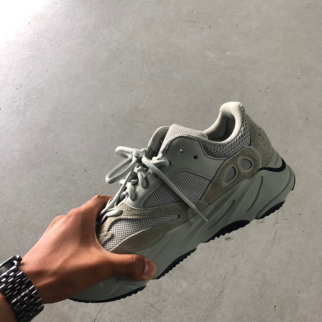 Adidas Yeezy Boost 700 Salt 착용 스타일