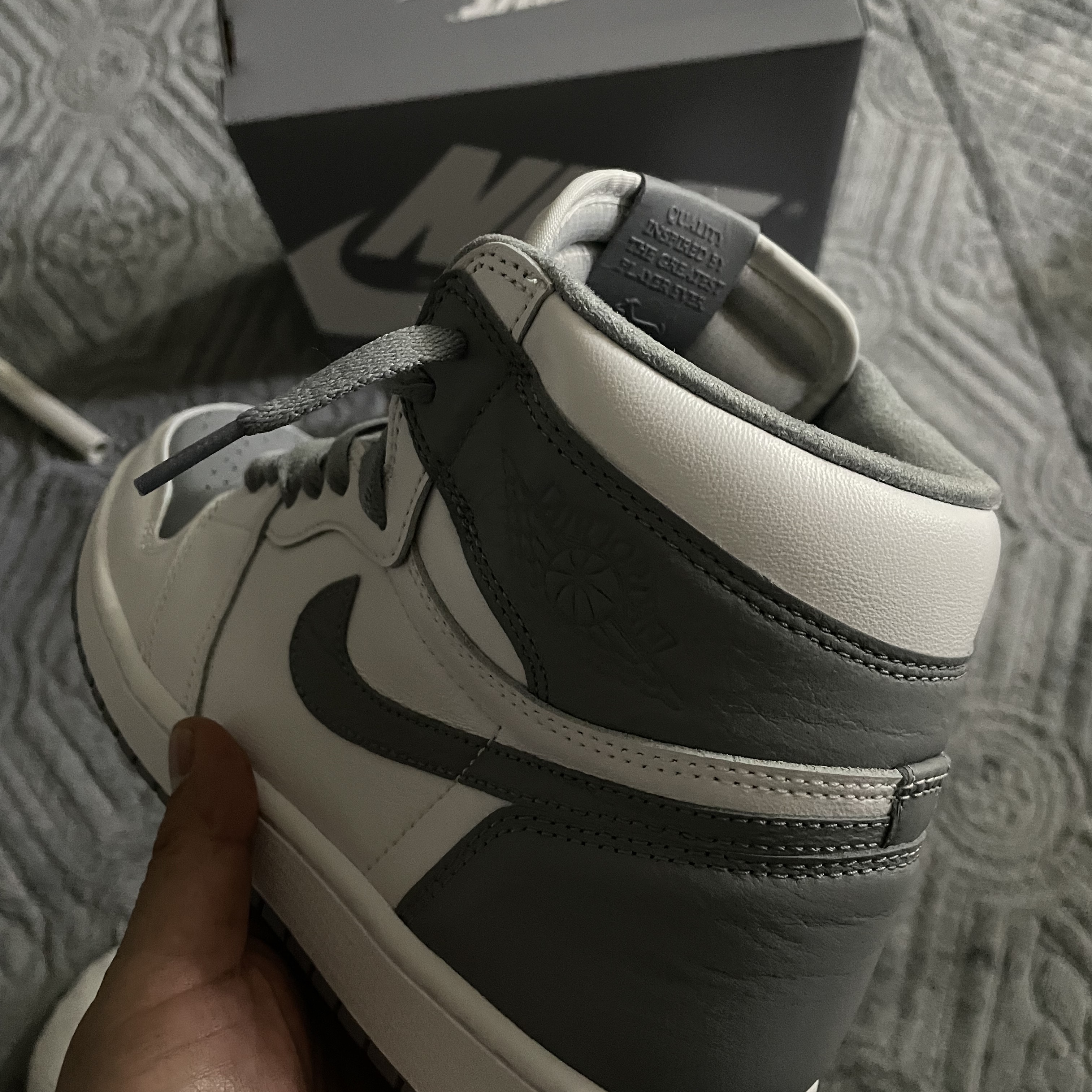 Jordan 1 Retro High OG Stealth 착용 스타일 - 4