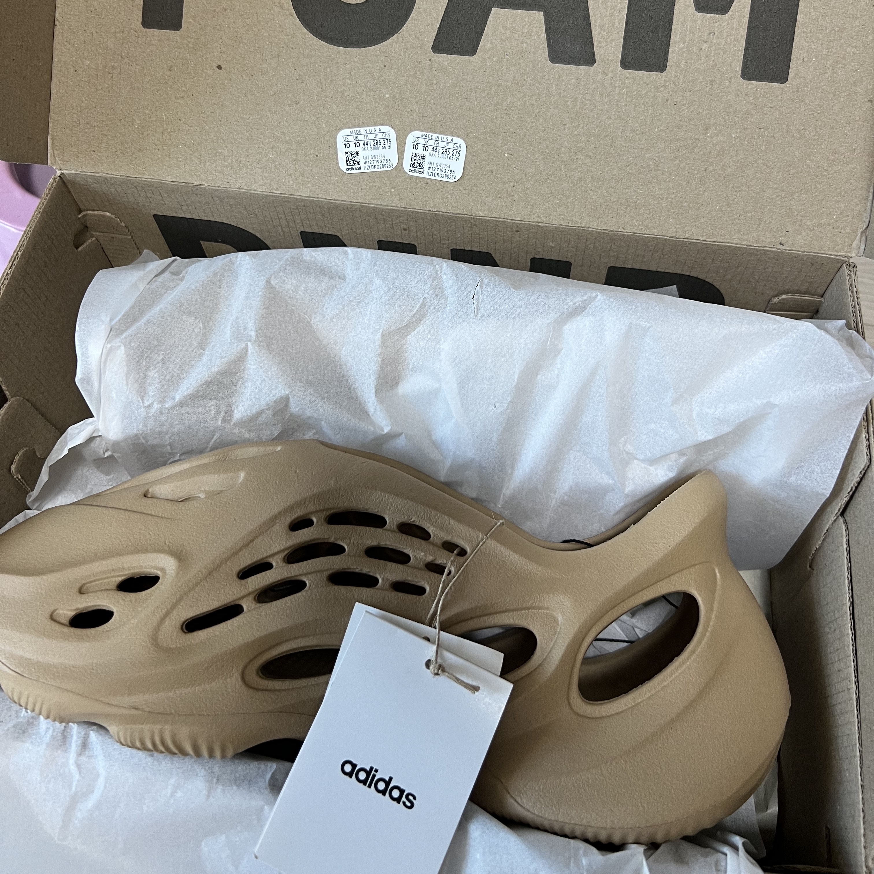 Adidas Yeezy Foam RNNR Ochre 착용 스타일