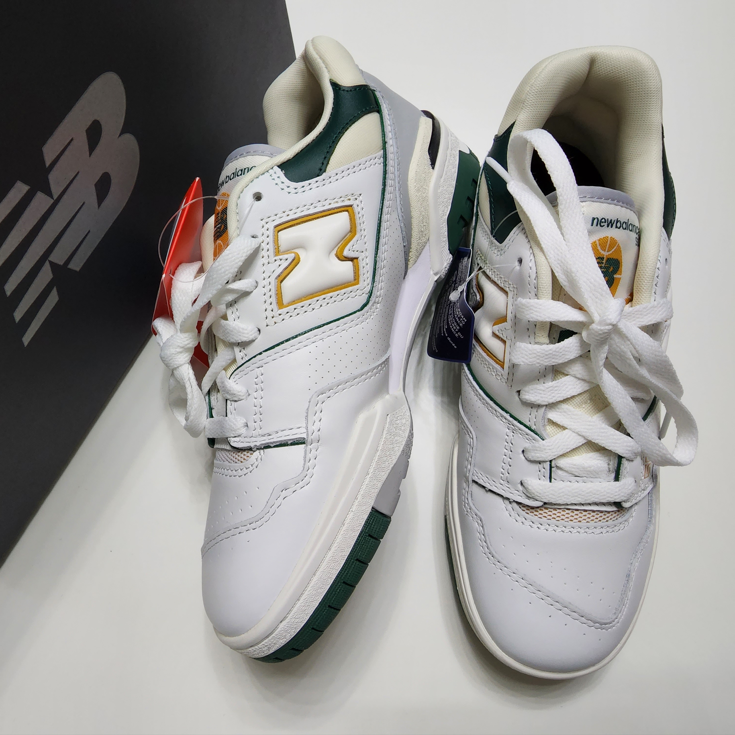New Balance 550 White Nightwatch Green - 2E Wide 착용 스타일 - 2