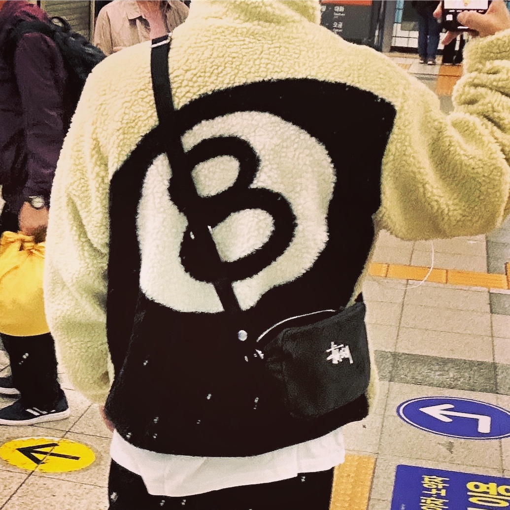 Stussy 8 Ball Sherpa Jacket Natural 착용 스타일