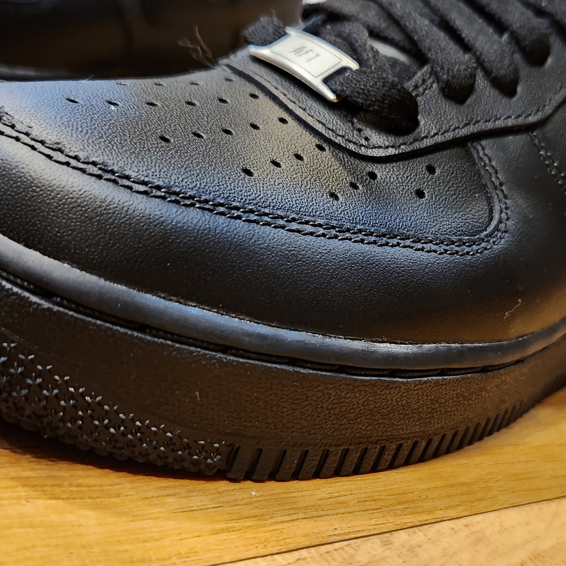 Nike Air Force 1 '07 Low Triple Black, Vans Slip-On Checkerboard 착용 스타일 - 2