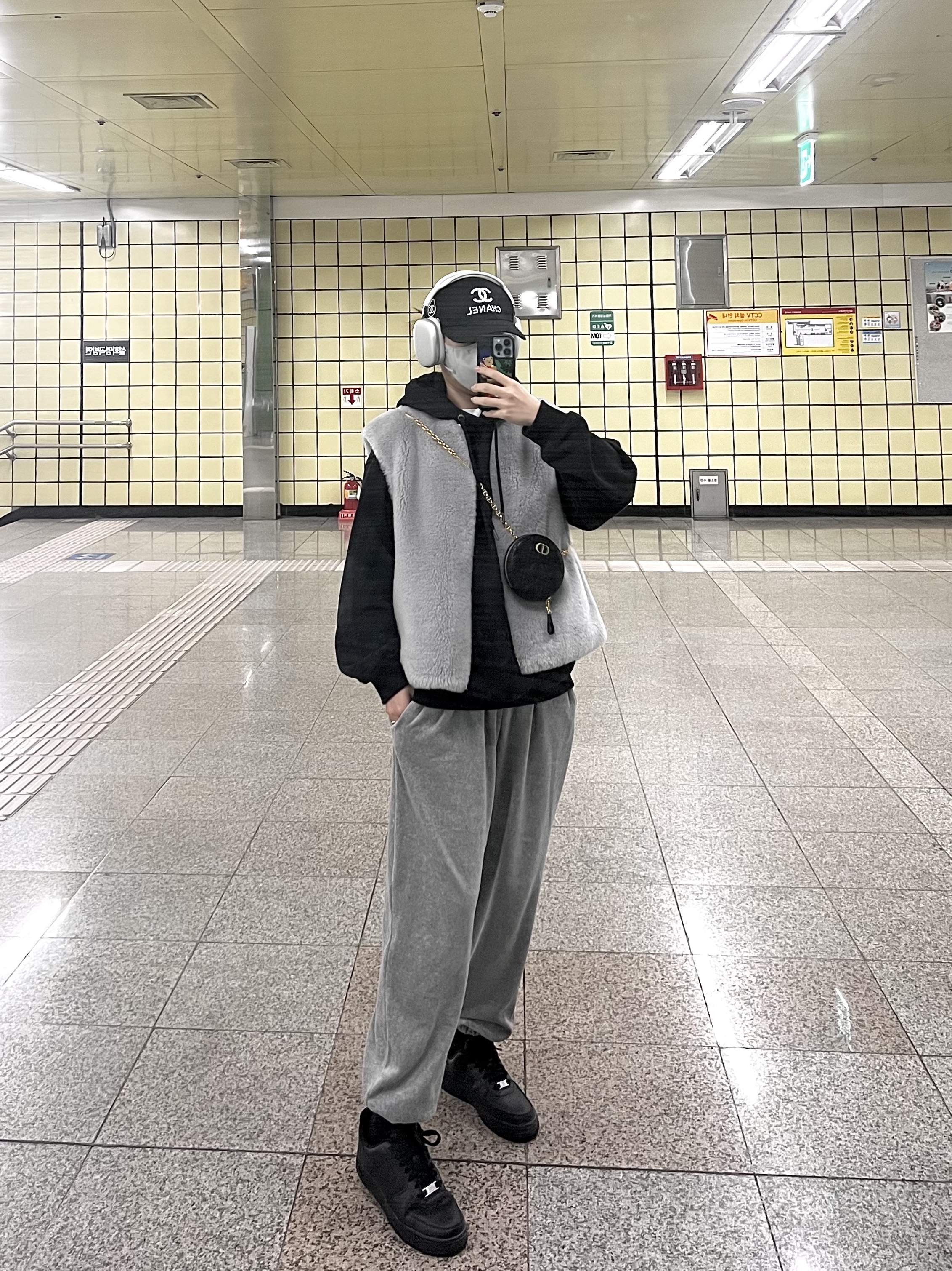 (W) Nike Air Force 1 '07 Low Triple Black, Nike Air Force 1 '07 Low Triple Black 착용 스타일 - 1