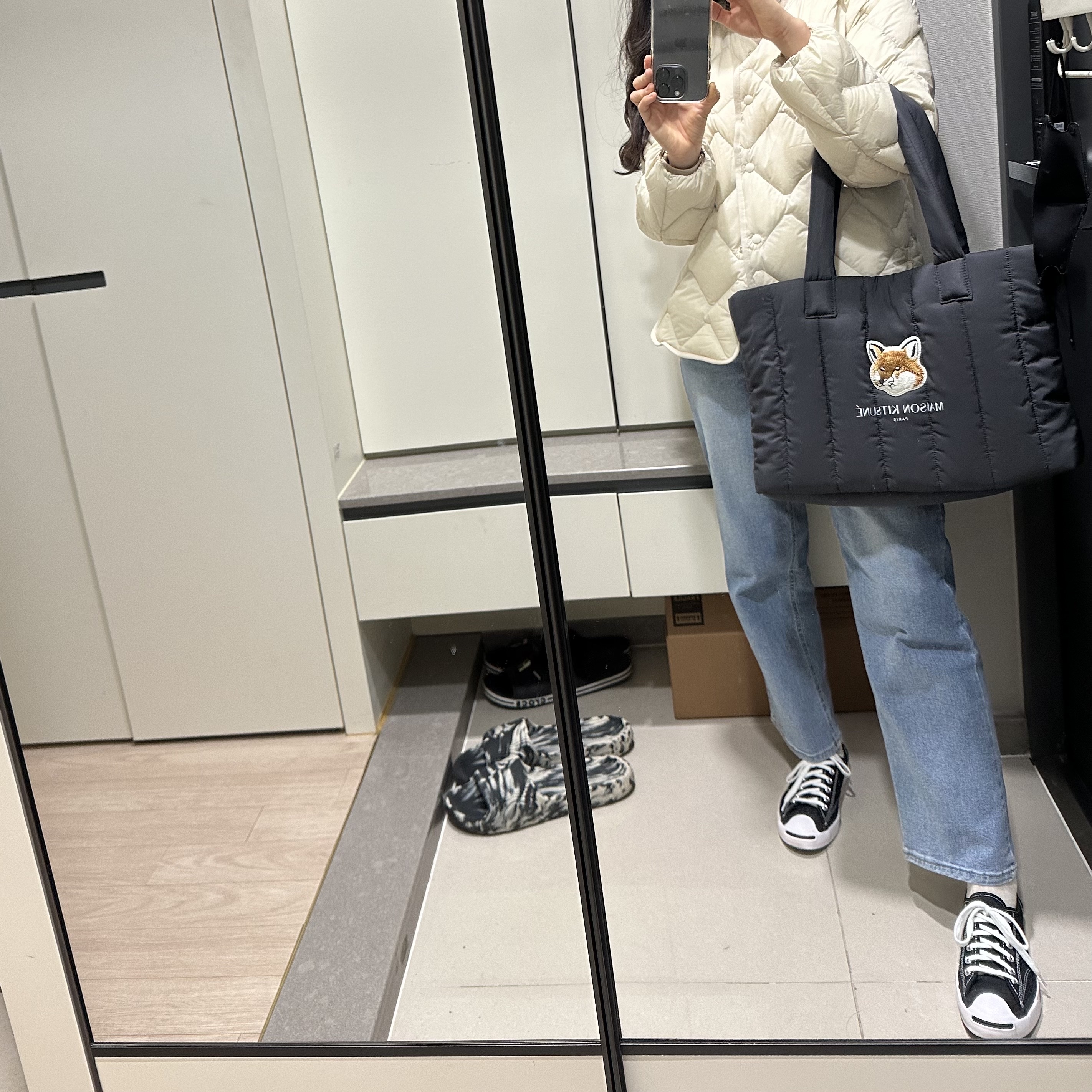 Maison Kitsune x Laneige Padded Bag Navy, Converse x Moncler x Fragment Jack Purcell Fraylor II Black 착용 스타일