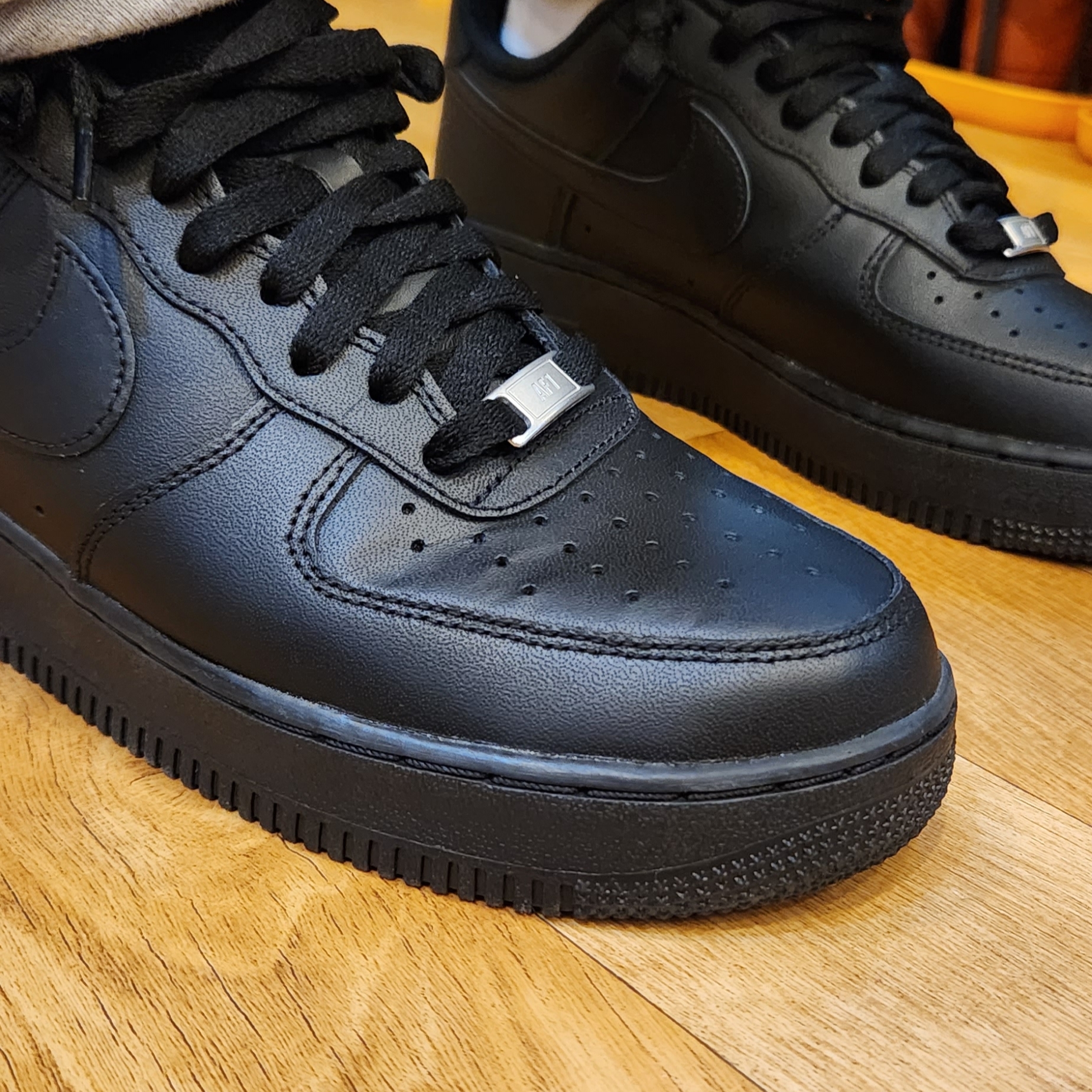 Nike Air Force 1 '07 Low Triple Black, Vans Slip-On Checkerboard 착용 스타일 - 1
