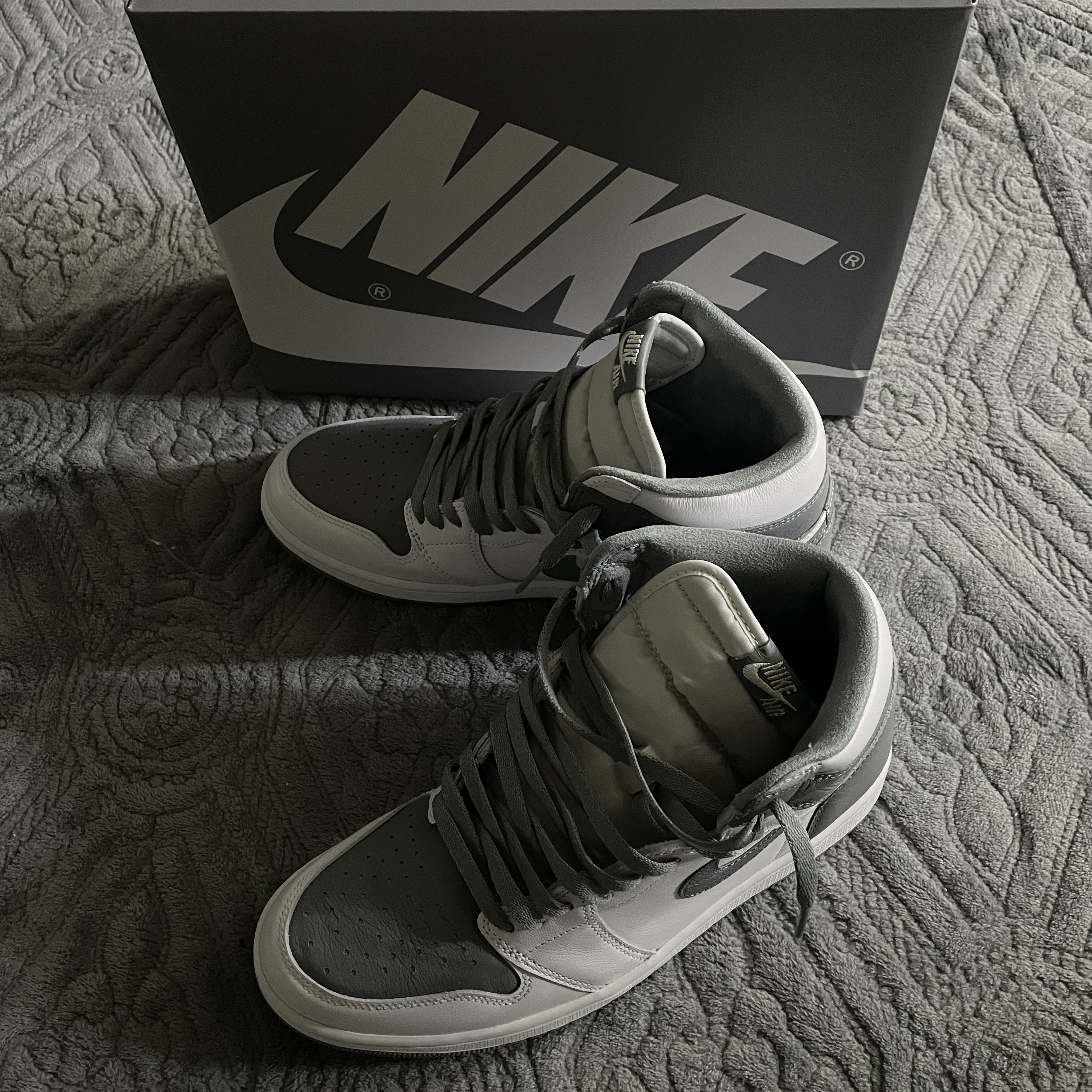 Jordan 1 Retro High OG Stealth 착용 스타일 - 2