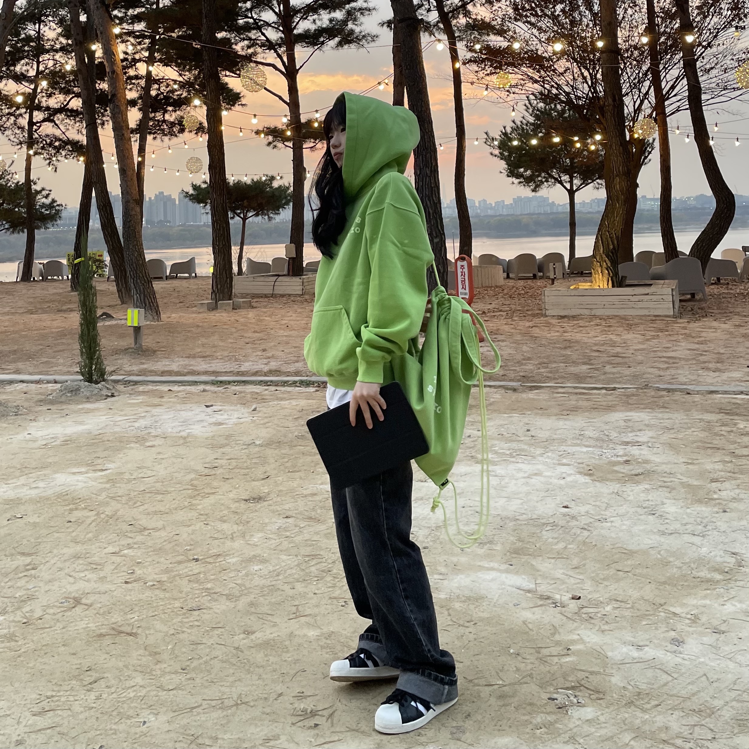 IAB Studio Pigment Hoodie & Sack Apple Green, Adidas Superstar 82 FI Core Black 착용 스타일 - 3