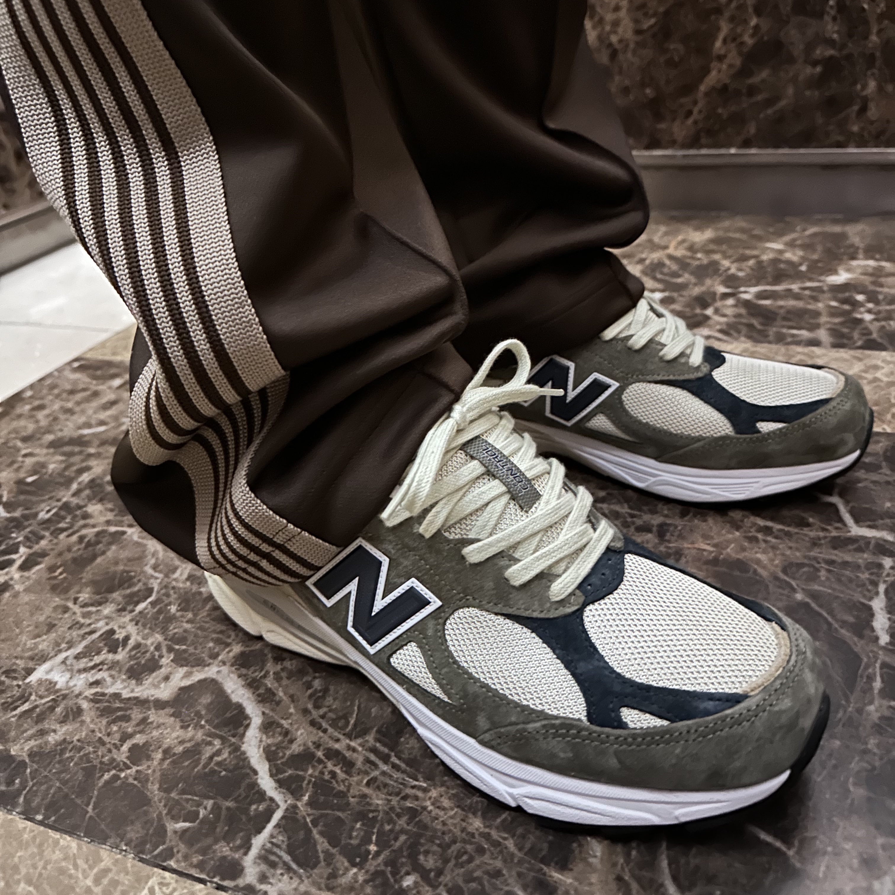 New Balance 990v3 Made in USA Olive, Essentials 1977 Rugby Long Sleeve Polo Wheat - 22SS 착용 스타일 - 3