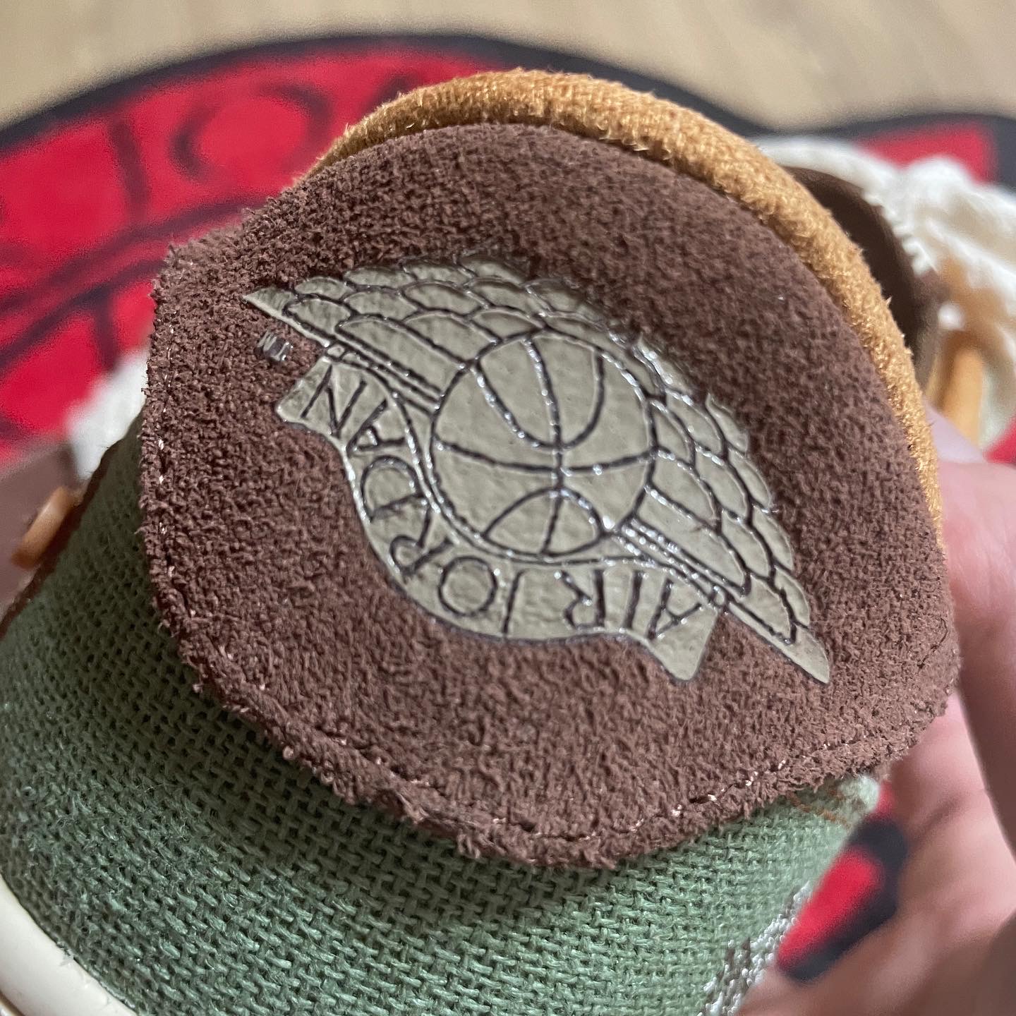 Jordan 1 x Zion Williamson Retro Low OG Flax and Oil Green 착용 스타일 - 5