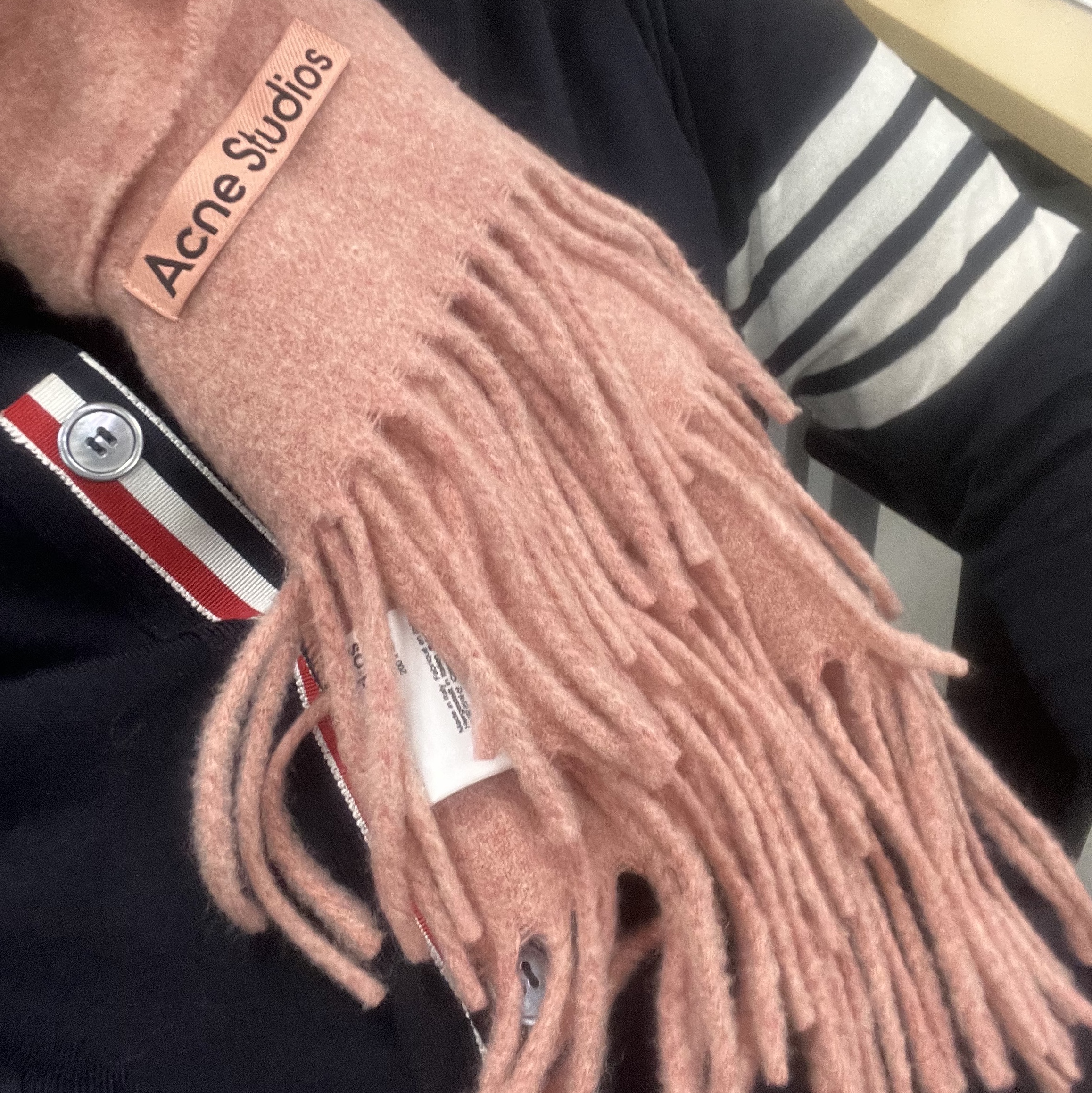 Thom Browne Sustainable Fine Merino Wool 4-Bar Classic Cardigan Navy, Acne Studios Narrow Wool Fringe Muffler Rose Melange 착용 스타일