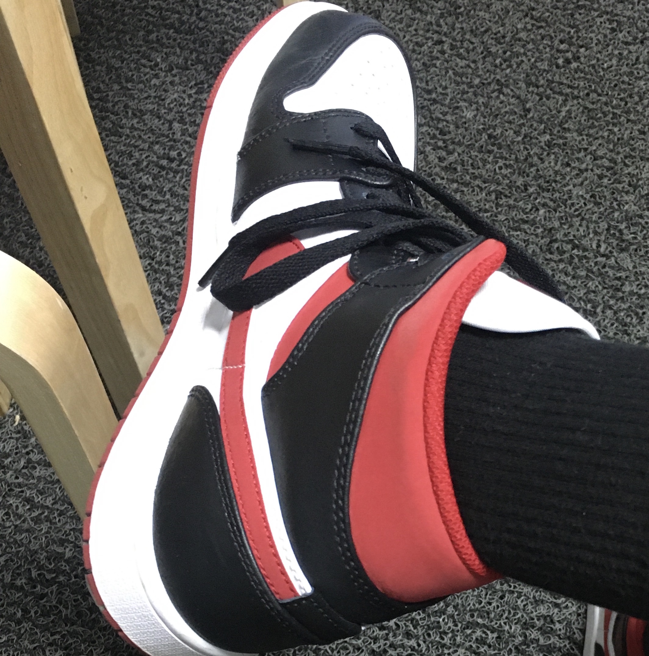 Jordan 1 Mid Gym Red Black White 착용 스타일