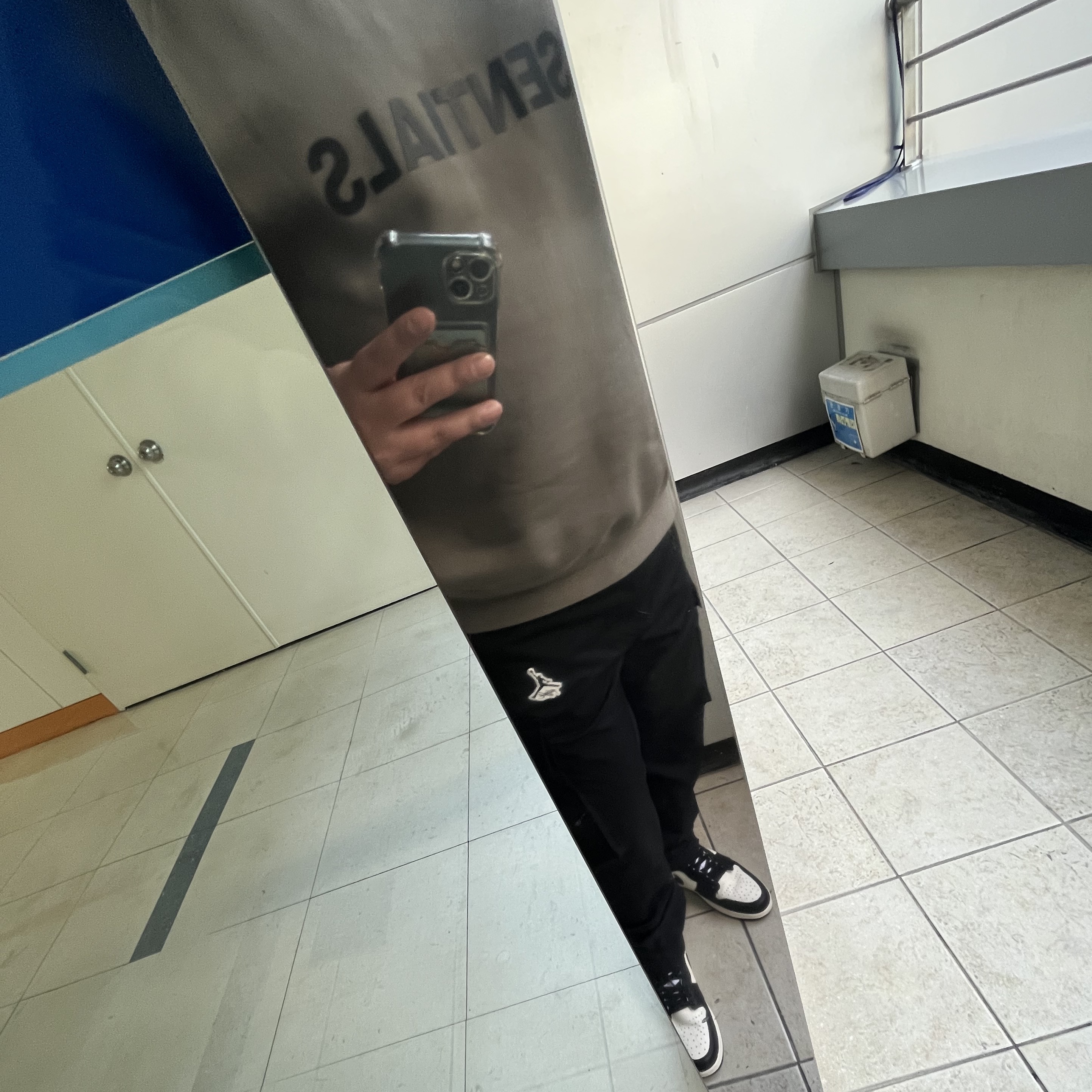 Jordan 1 Retro High OG Black Mocha, Essentials 3D Silicon Applique Crewneck Gray Flannel/Charcoal - 20SS 착용 스타일