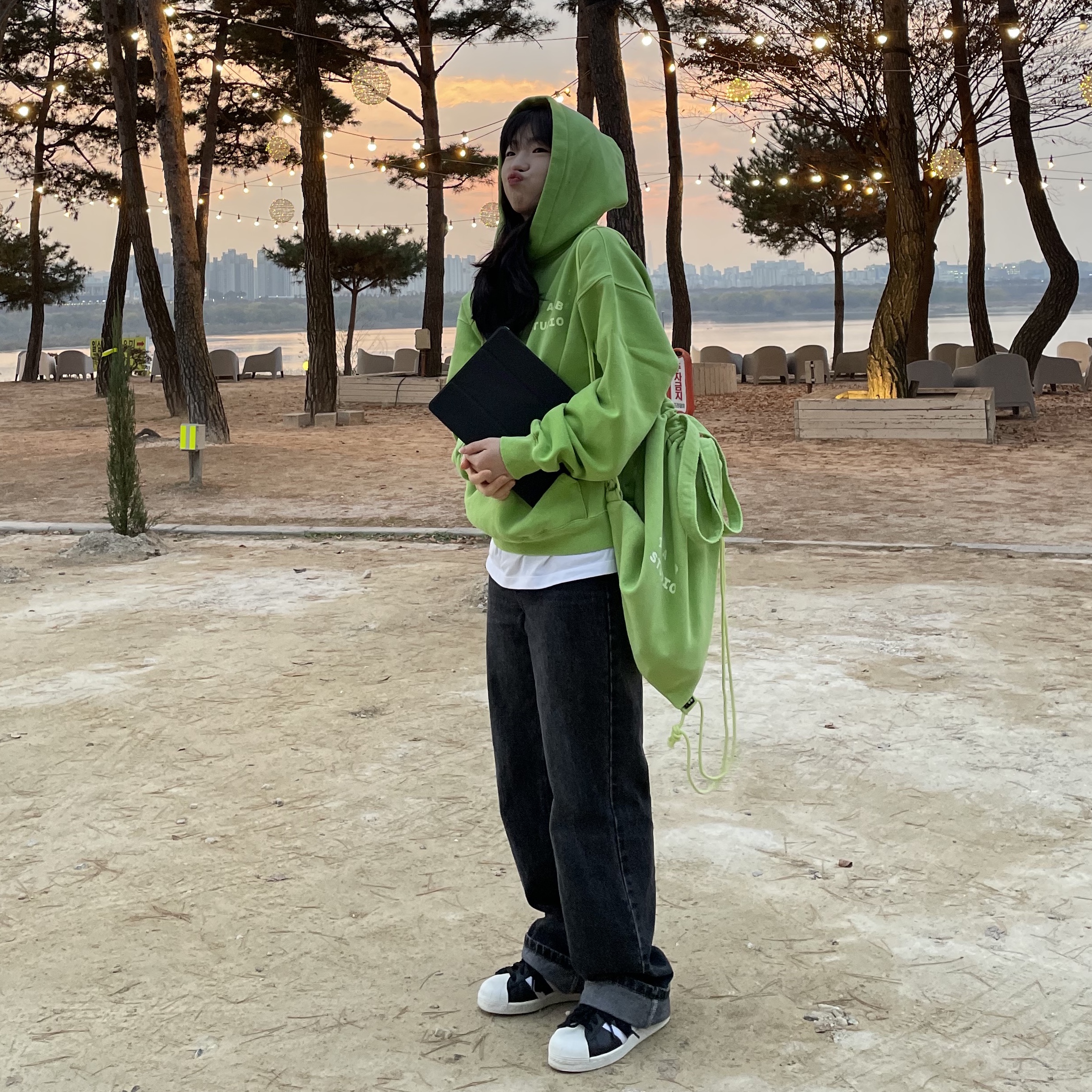 IAB Studio Pigment Hoodie & Sack Apple Green, Adidas Superstar 82 FI Core Black 착용 스타일 - 1