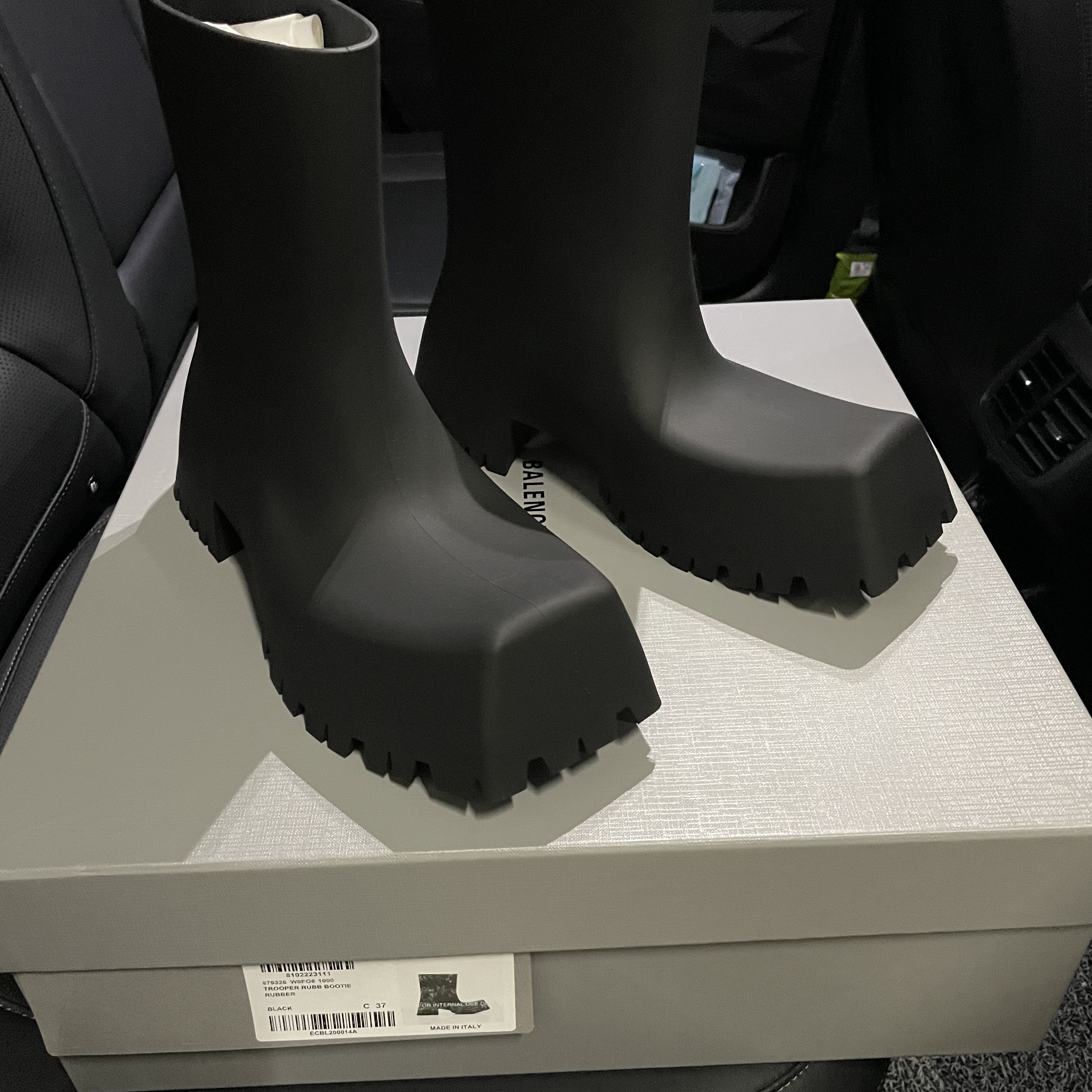 (W) Balenciaga Trooper Rubber Boot Black 착용 스타일