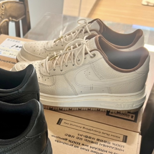 Nike Air Force 1 Luxe Pearl White 착용 스타일