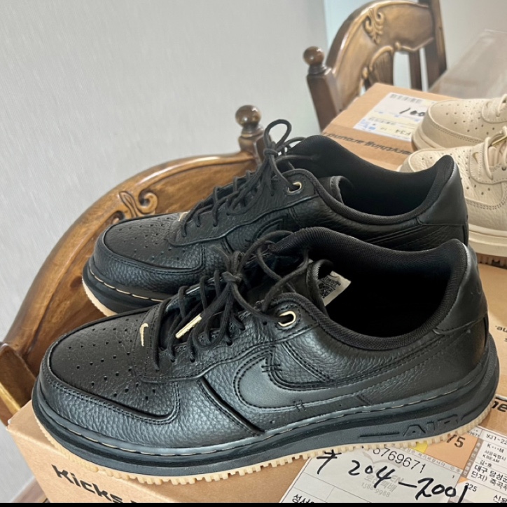 Nike Air Force 1 Luxe Black 착용 스타일