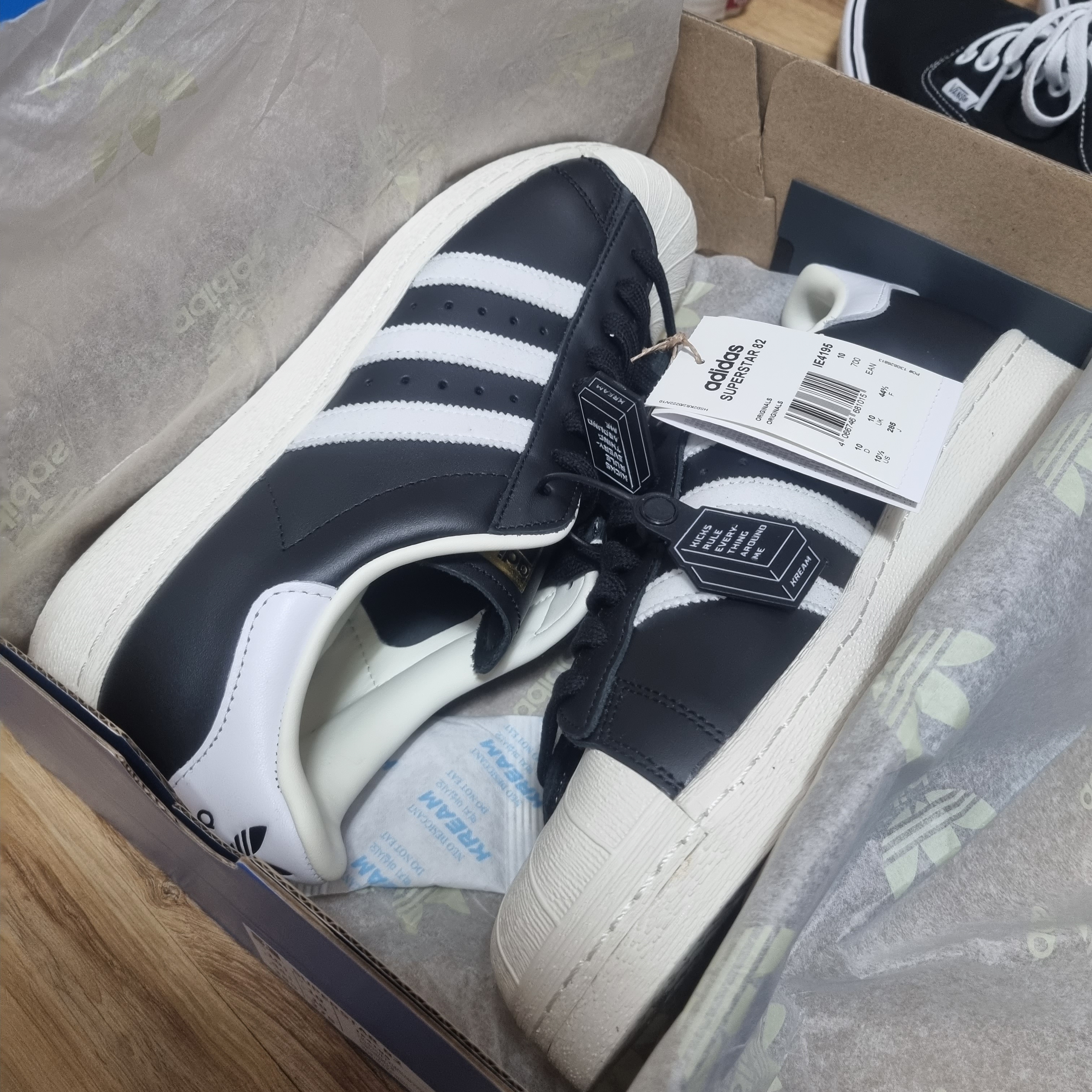 Adidas Superstar 82 FI Core Black 착용 스타일 - 1