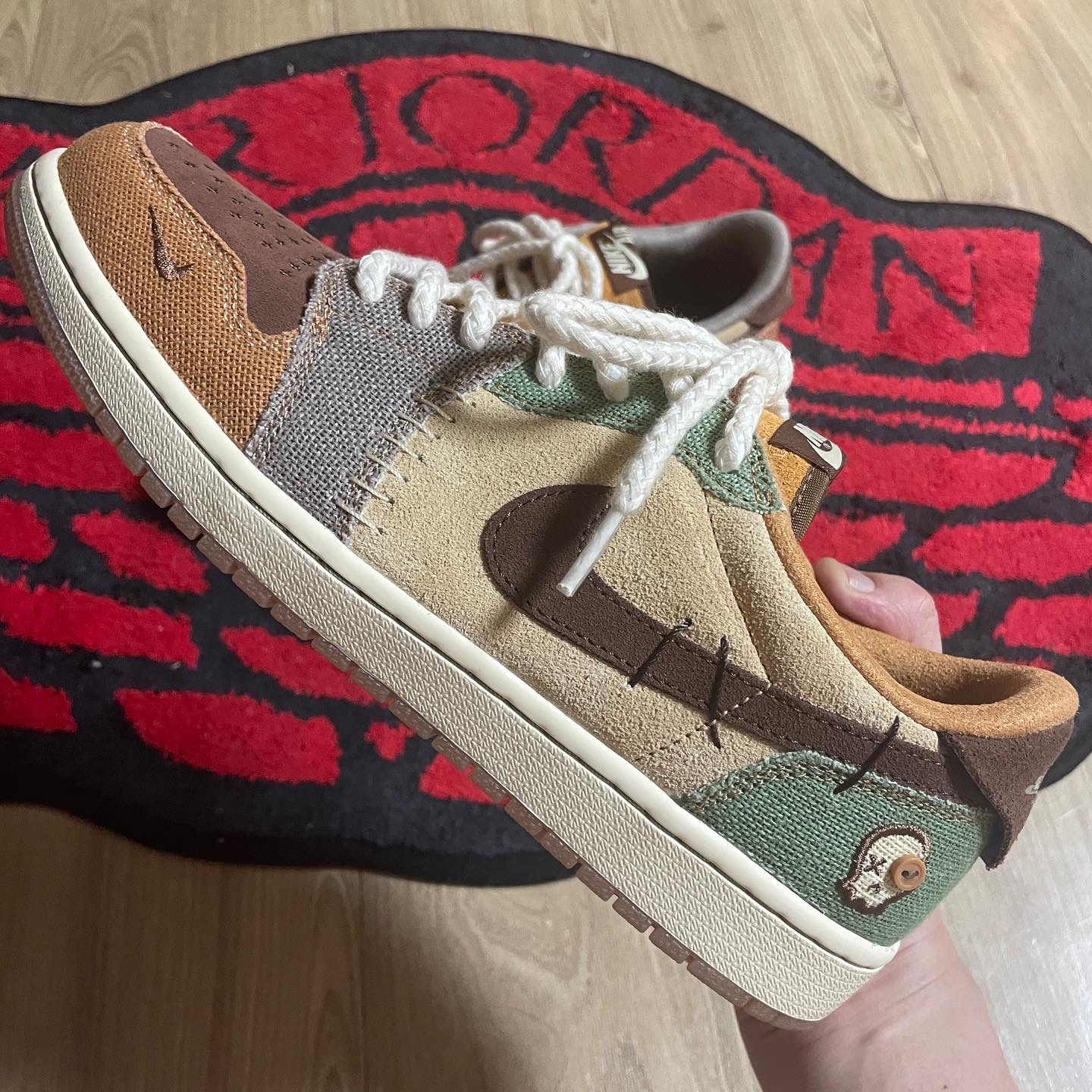 Jordan 1 x Zion Williamson Retro Low OG Flax and Oil Green 착용 스타일 - 2