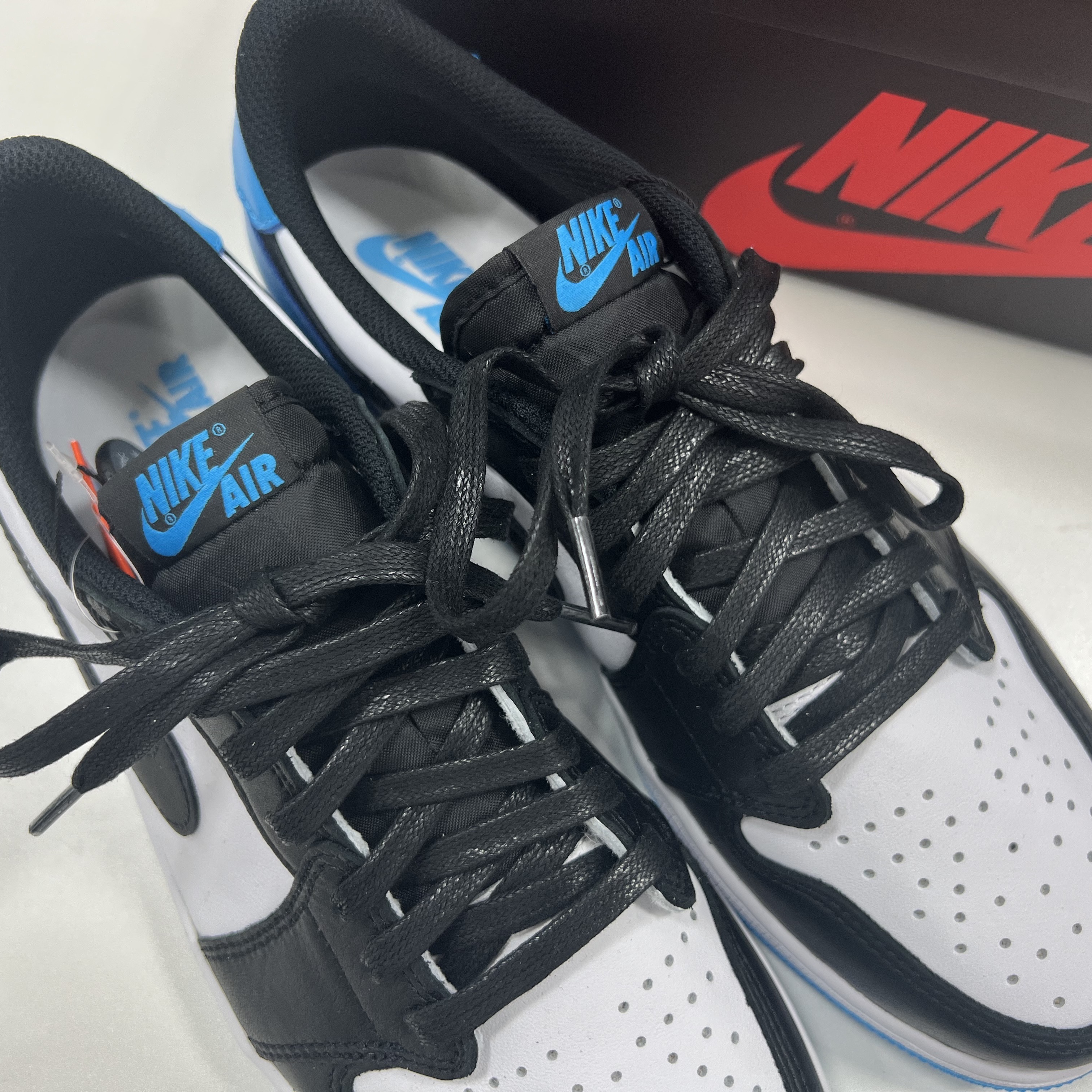 Jordan 1 Retro Low OG Black and Dark Powder Blue 착용 스타일 - 1