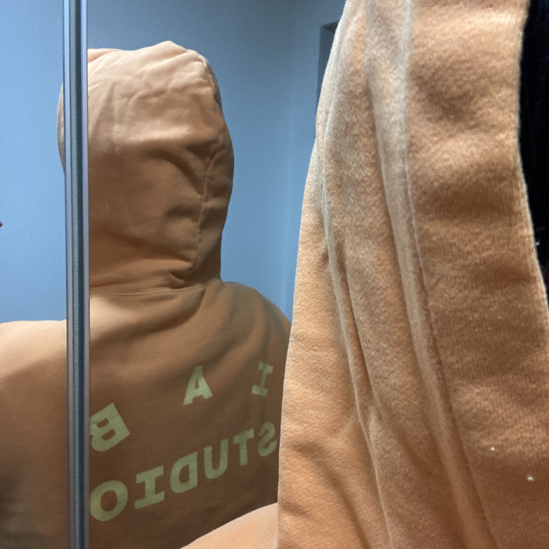 IAB Studio Pigment Hoodie & Sack Salmon 착용 스타일