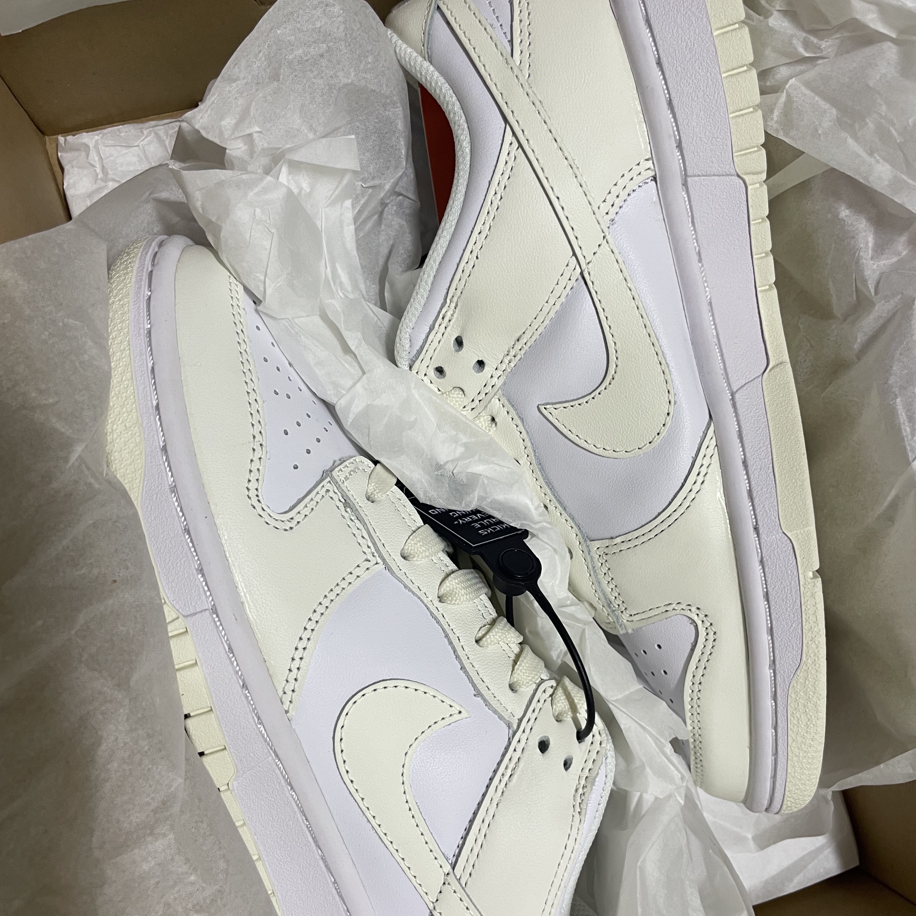 (W) Nike Dunk Low White and Sail 착용 스타일 - 2
