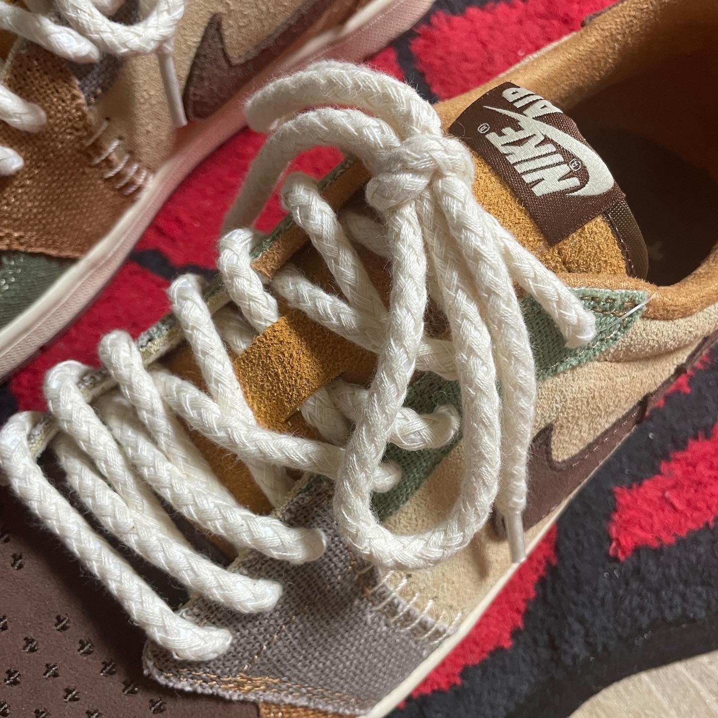 Jordan 1 x Zion Williamson Retro Low OG Flax and Oil Green 착용 스타일 - 4