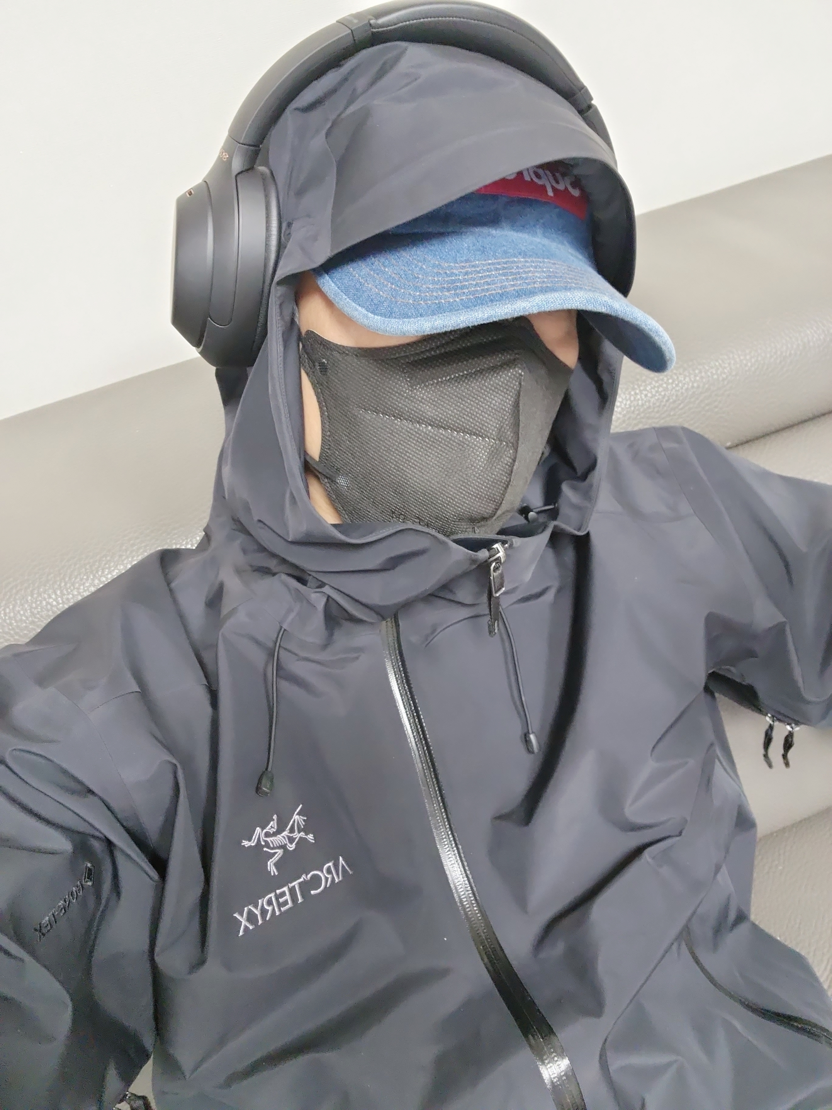 Arc'teryx Beta LT Jacket Black, Supreme Washed Chino Twill Camp Cap Denim - 22FW 착용 스타일 - 3