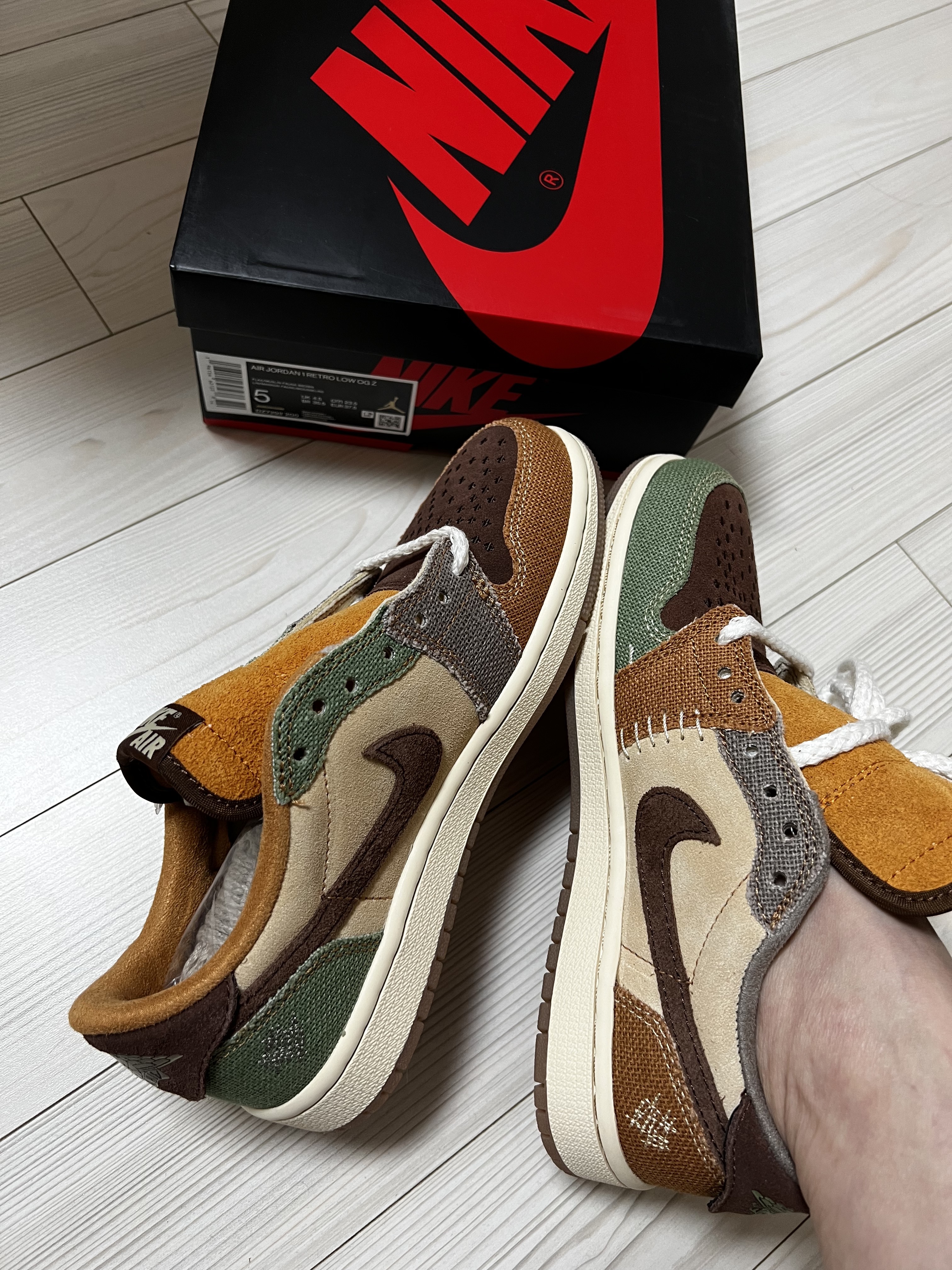 Jordan 1 x Zion Williamson Retro Low OG Flax and Oil Green 착용 스타일 - 2
