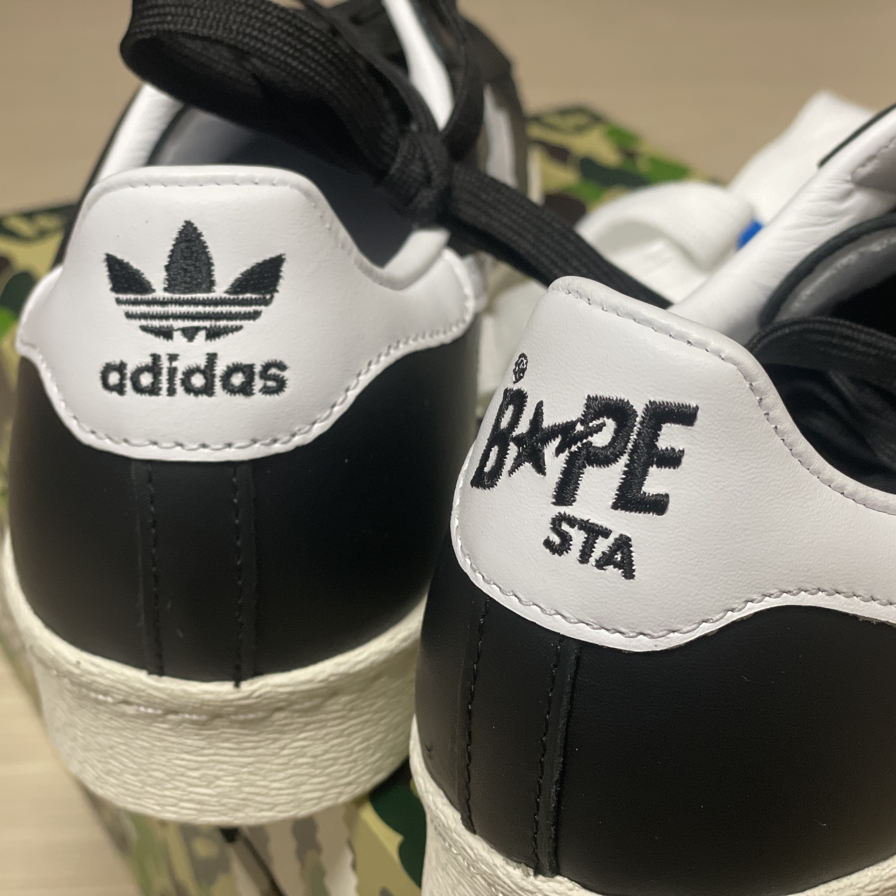 Adidas x BAPE Superstar 80s Core Black Off White 착용 스타일 - 1