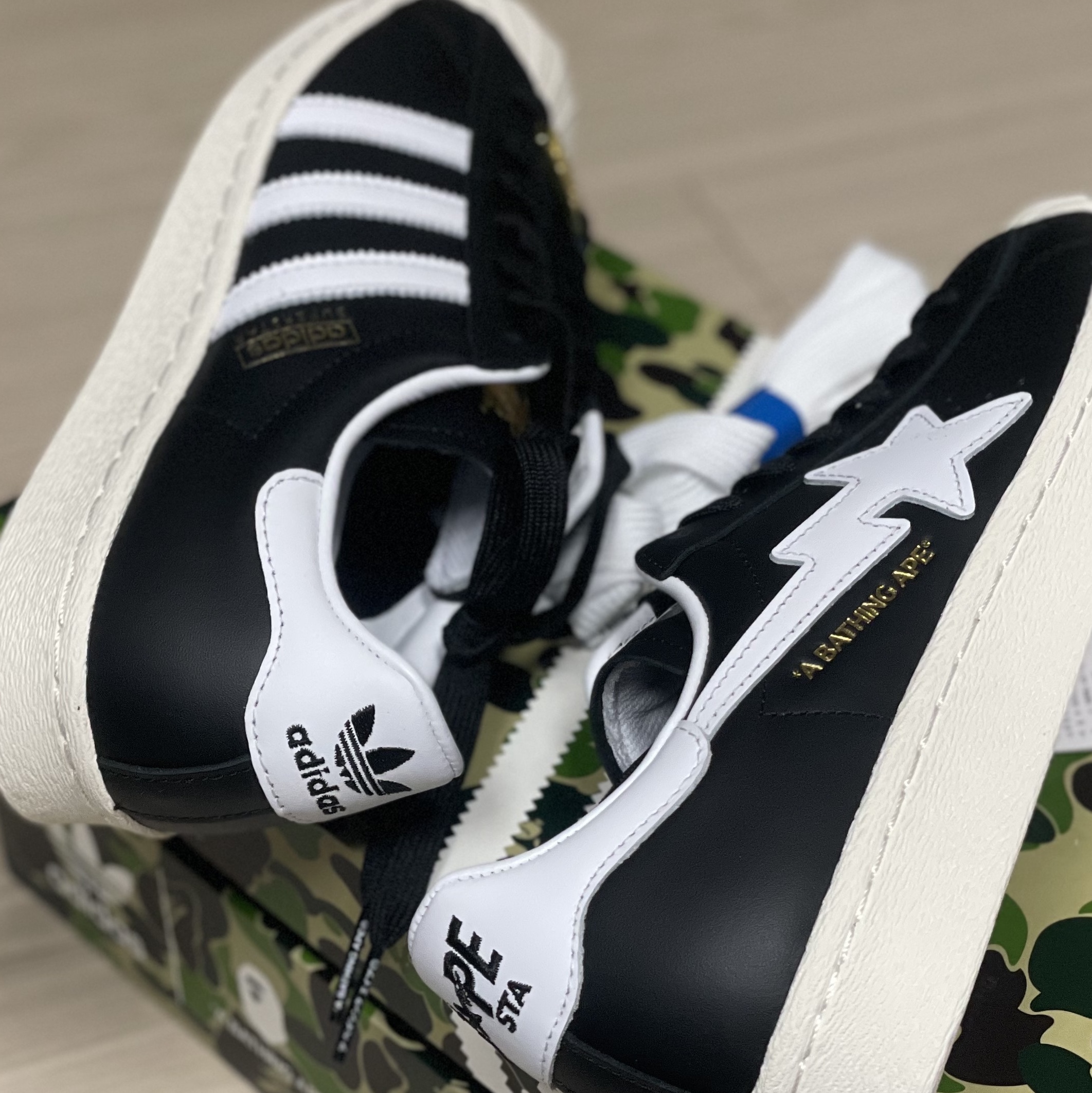 Adidas x BAPE Superstar 80s Core Black Off White 착용 스타일 - 2
