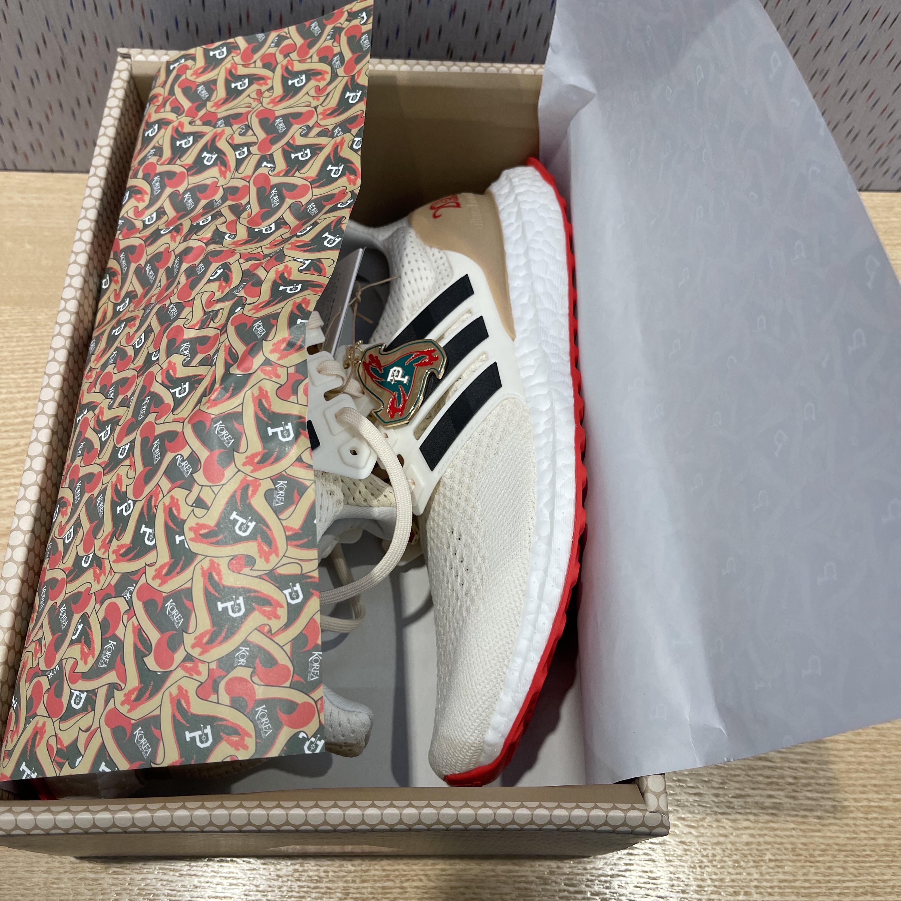 Adidas x Over The Pitch Ultraboost DNA Seoul Off White (Over The Pitch Package) 착용 스타일 - 2