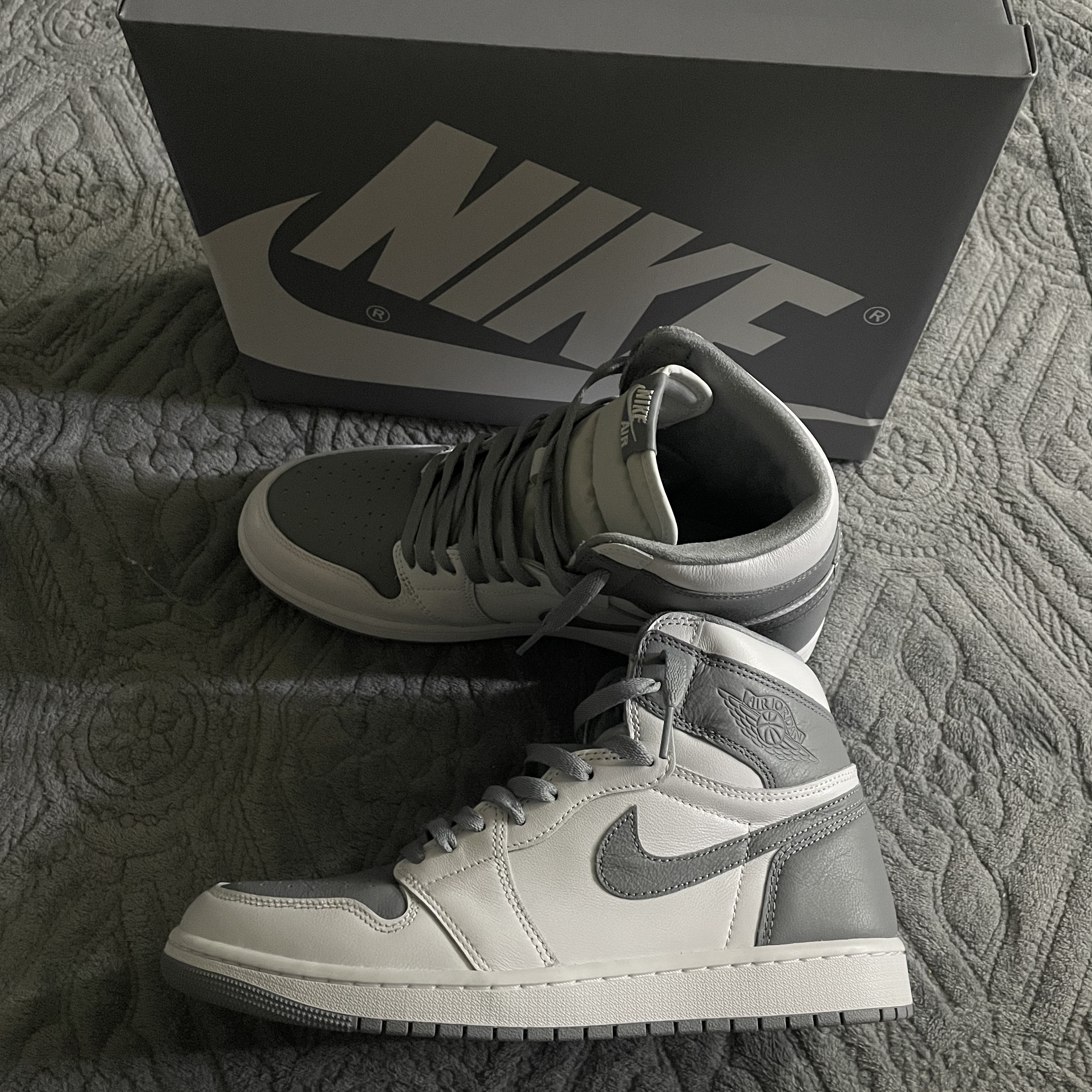 Jordan 1 Retro High OG Stealth 착용 스타일 - 3