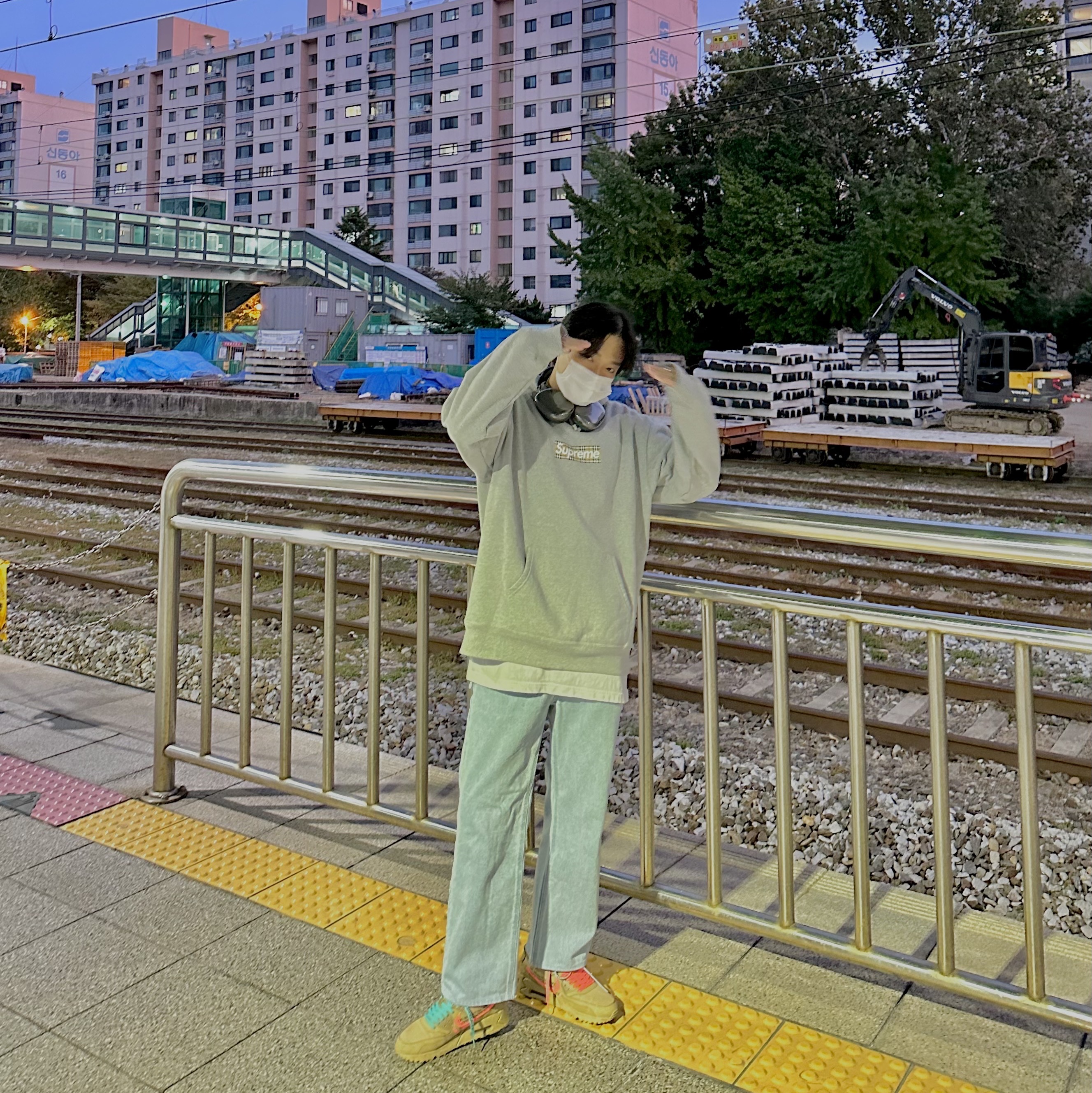 Supreme x Burberry Box Logo Hooded Sweatshirt Heather Grey - 22SS, Nike x Off-White Air Max 90 V2 Desert Ore 착용 스타일 - 3