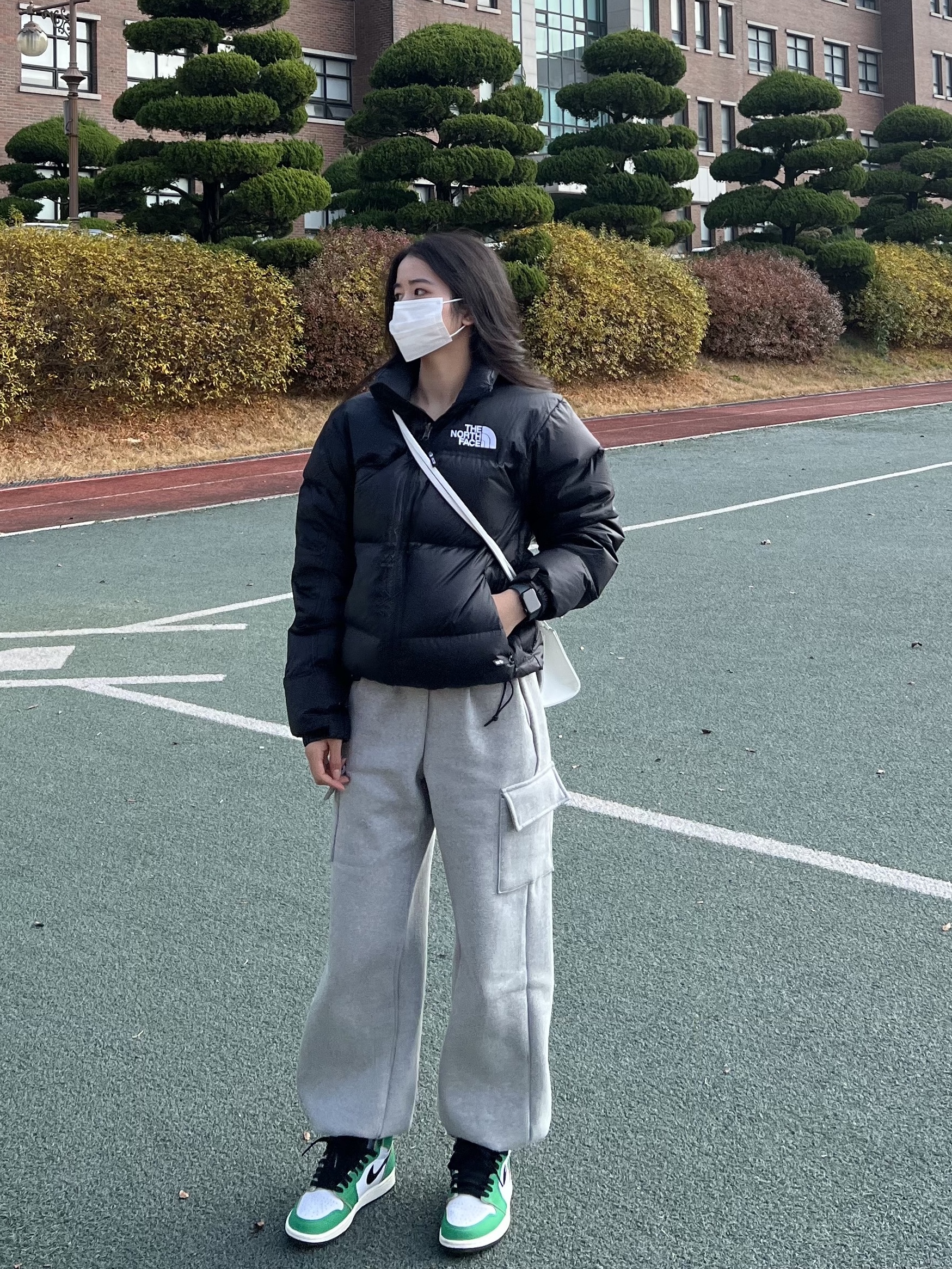 (W) Jordan 1 Retro High OG Lucky Green, The North Face 1996 Eco Nuptse Jacket Black 착용 스타일 - 1