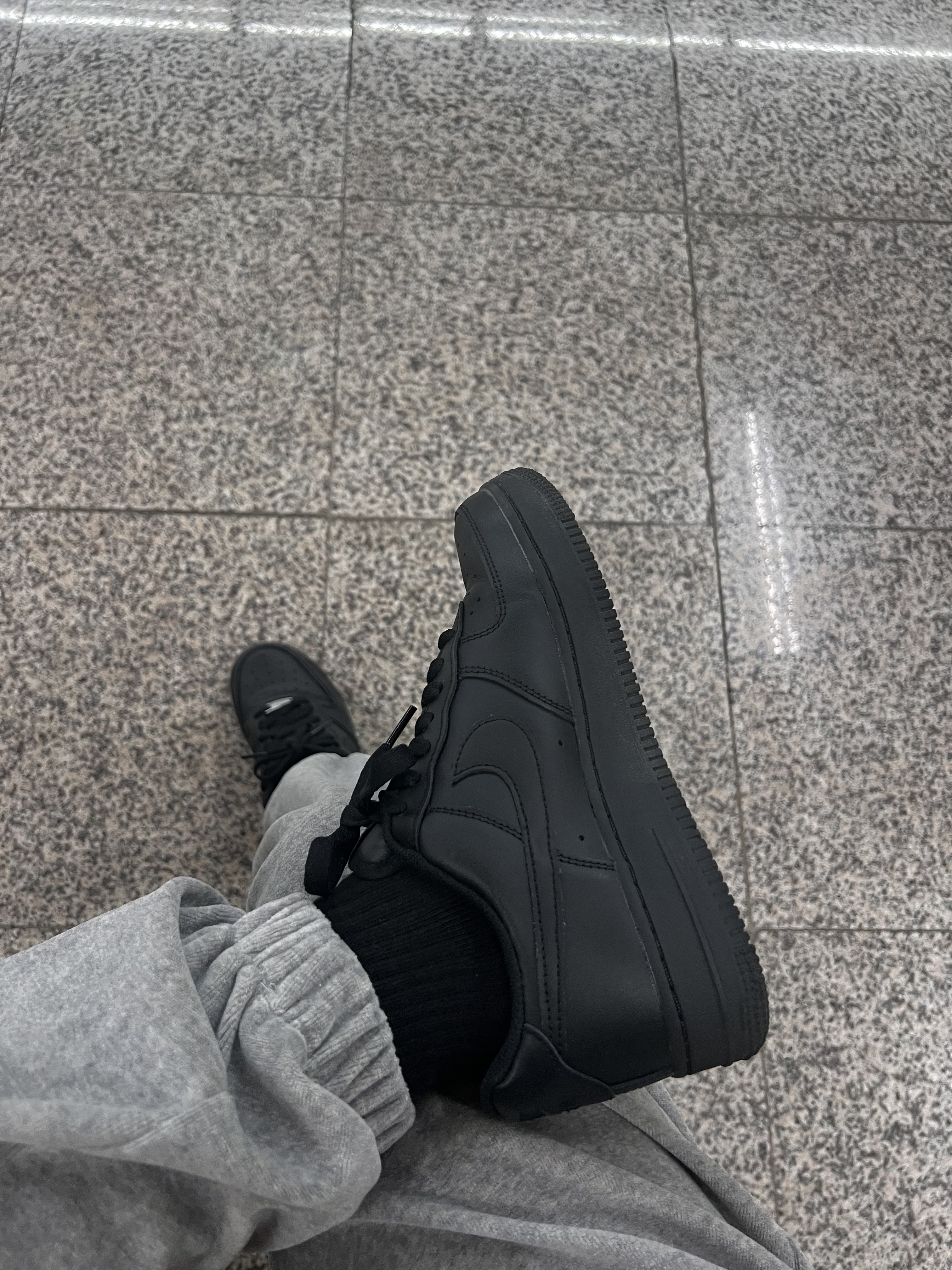 (W) Nike Air Force 1 '07 Low Triple Black, Nike Air Force 1 '07 Low Triple Black 착용 스타일 - 4