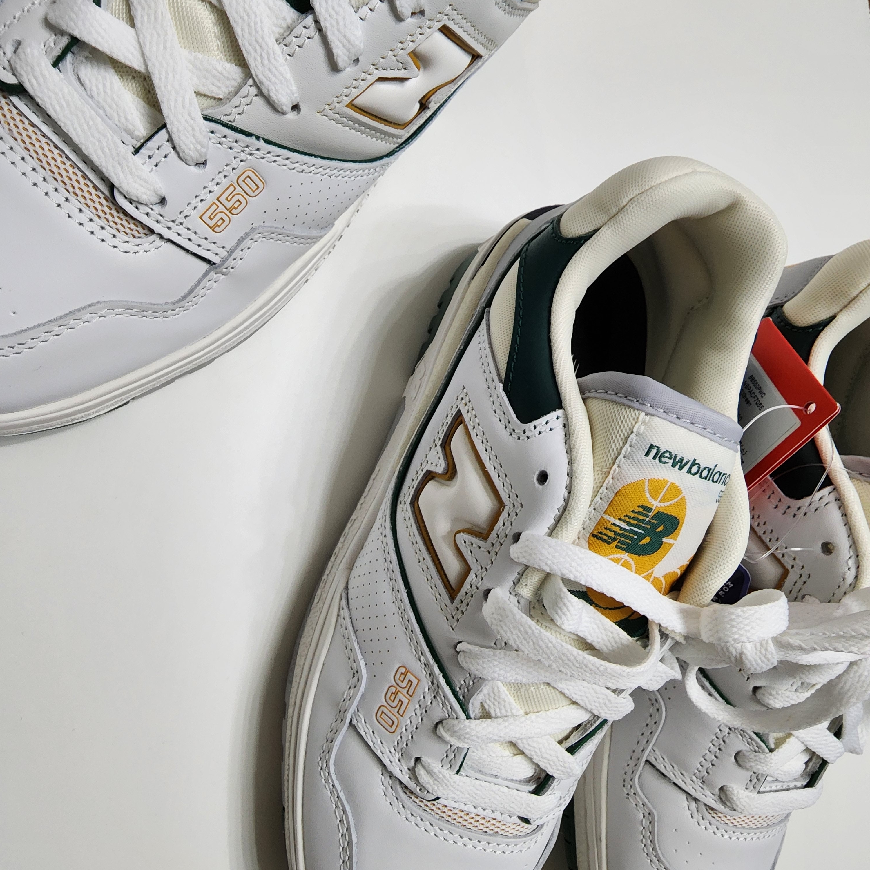 New Balance 550 White Nightwatch Green - 2E Wide 착용 스타일 - 3