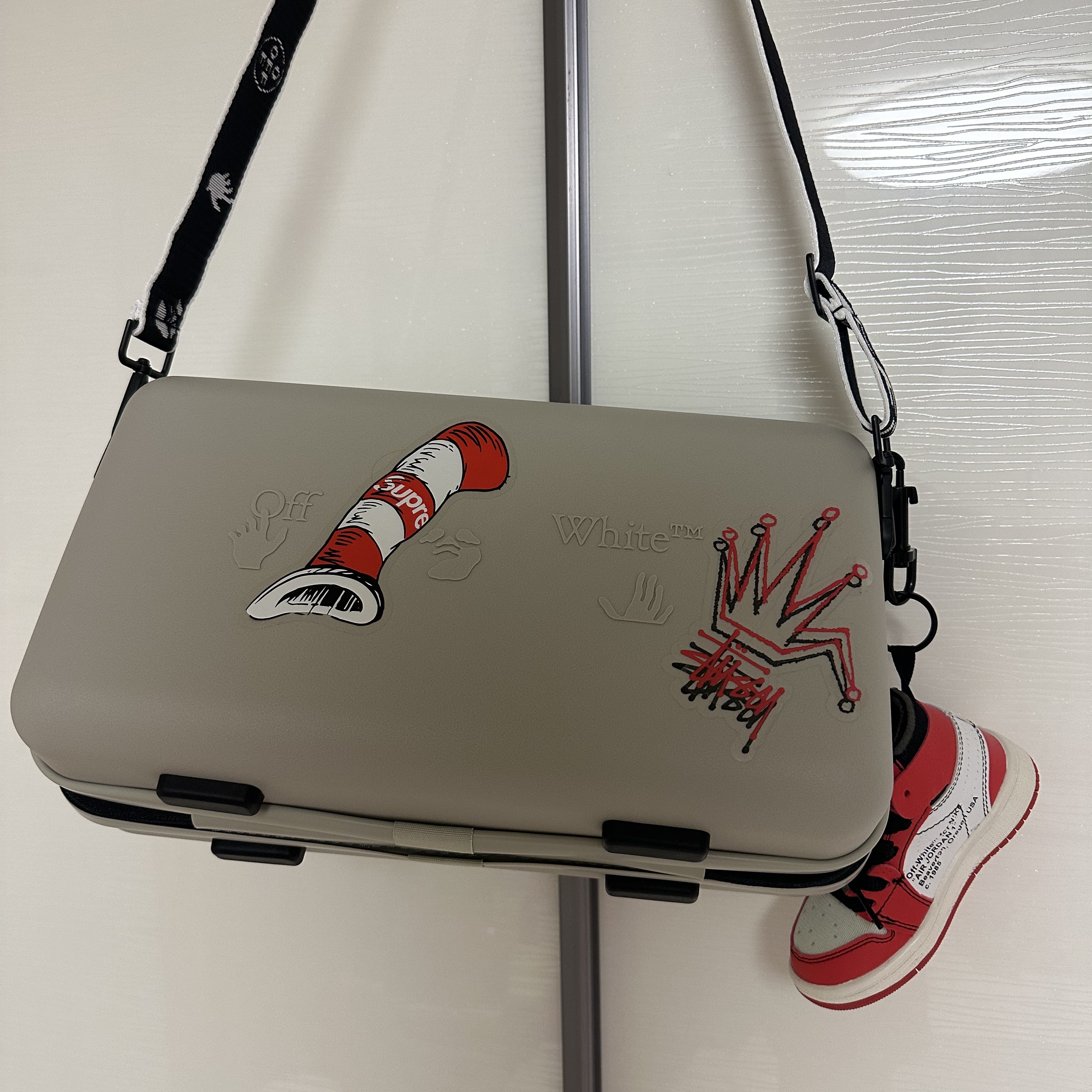 Off-White x Amore Pacific Protection Box (Without Cosmetics) 착용 스타일 - 2