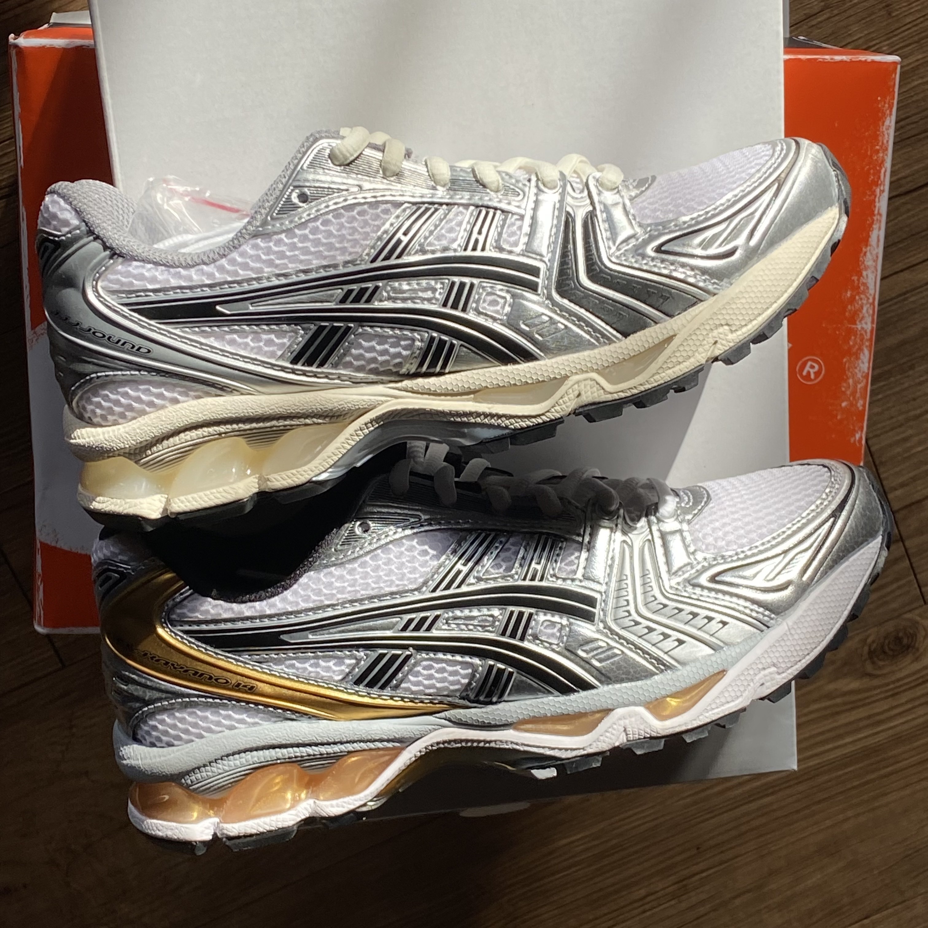 Asics x JJJJound Gel-Kayano 14 Silver Black, Asics Gel-Kayano 14 White Gold 착용 스타일 - 1