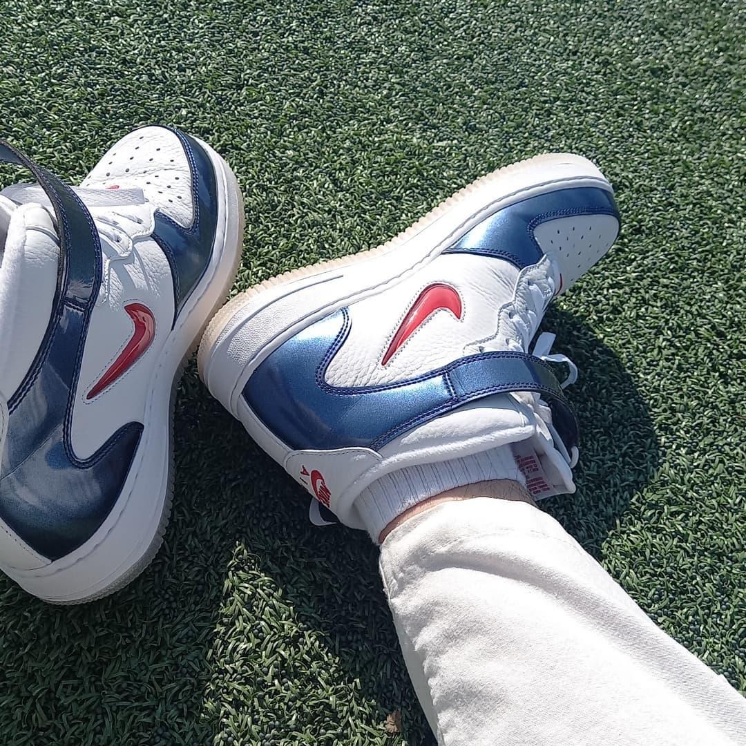 Nike Air Force 1 Mid QS University Red and Midnight Navy 착용 스타일