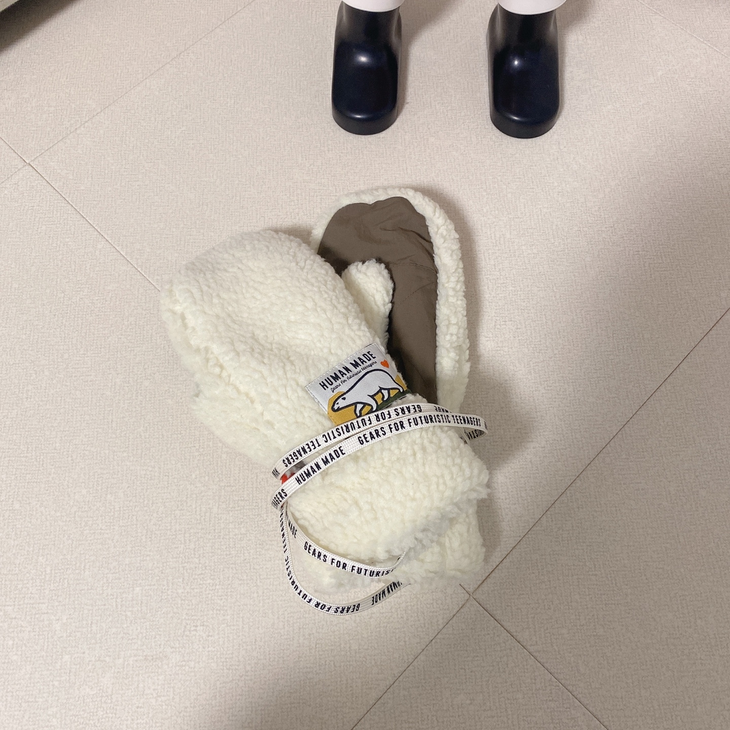 Human Made Boa Fleece Mitten White 착용 스타일
